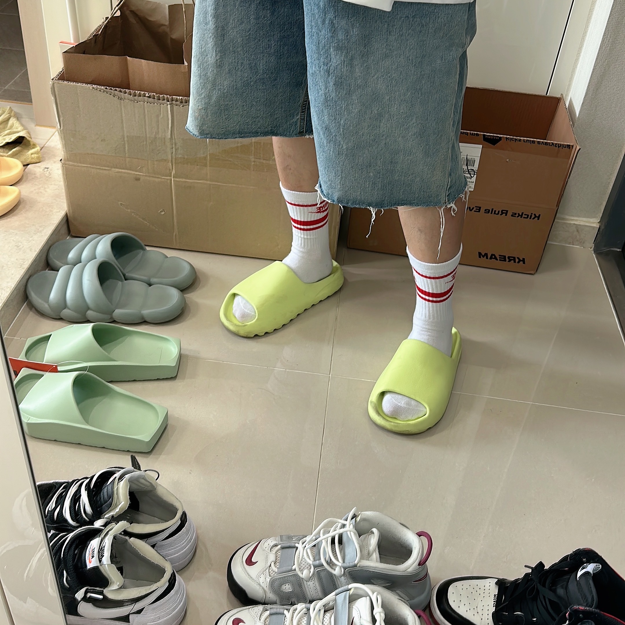 (W) Jordan Hex Slide Pistachio Frost, Nike x Sacai Blazer Low Black Patent Leather 착용 스타일 - 4