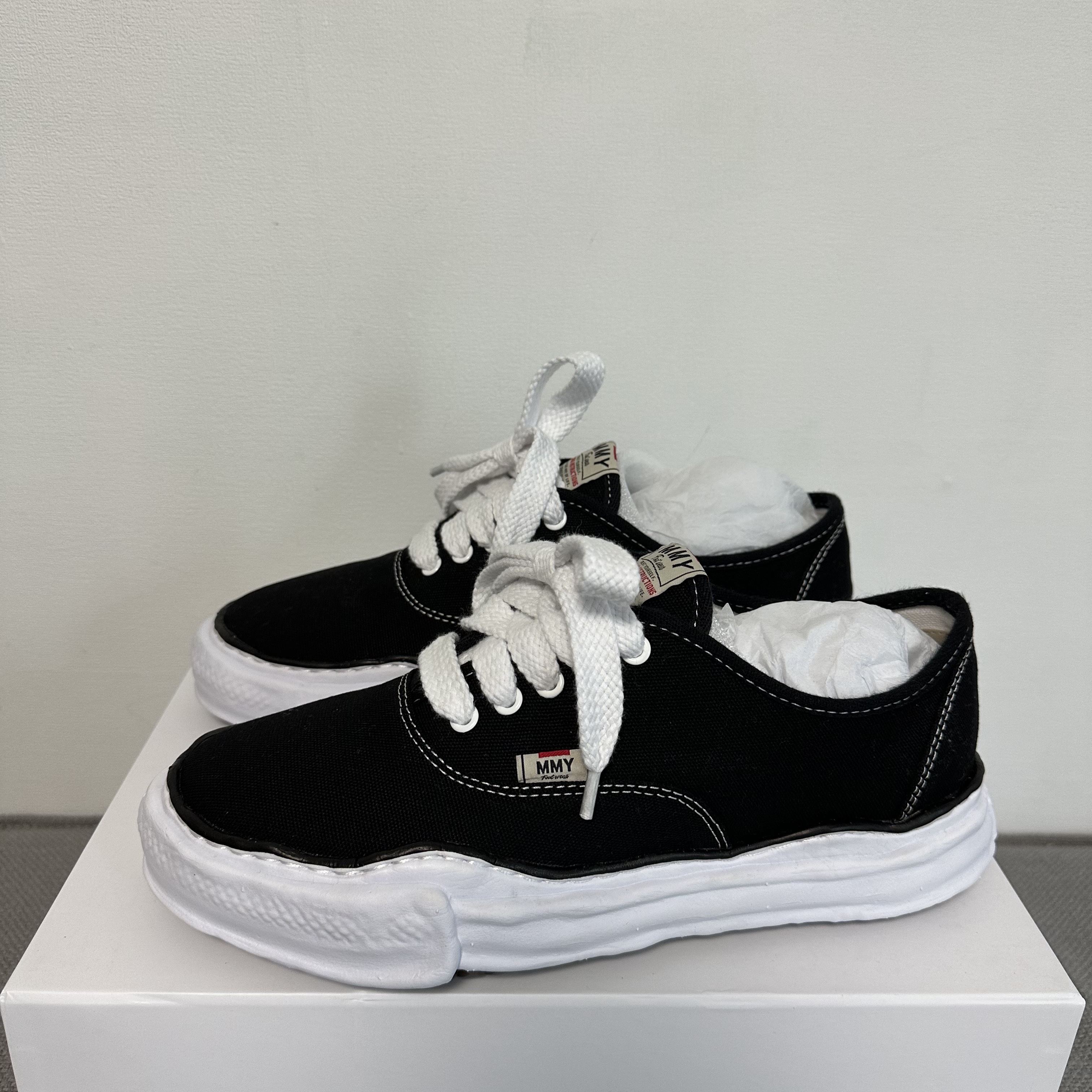 Maison Mihara Yasuhiro Baker OG Sole Canvas Low Cut Sneakers Black 착용 스타일 - 1