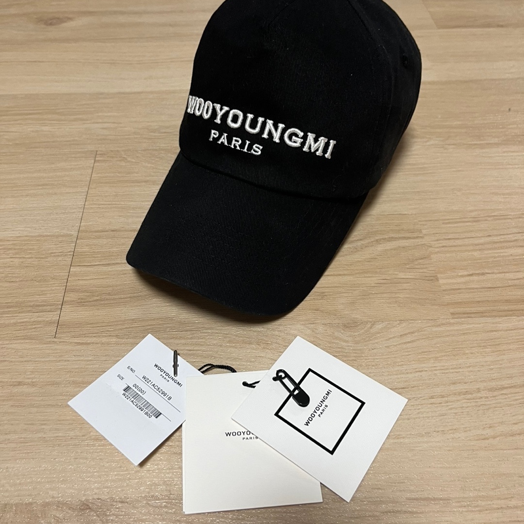 우영미 자수 볼캡 블랙 - 23SS 착용 스타일