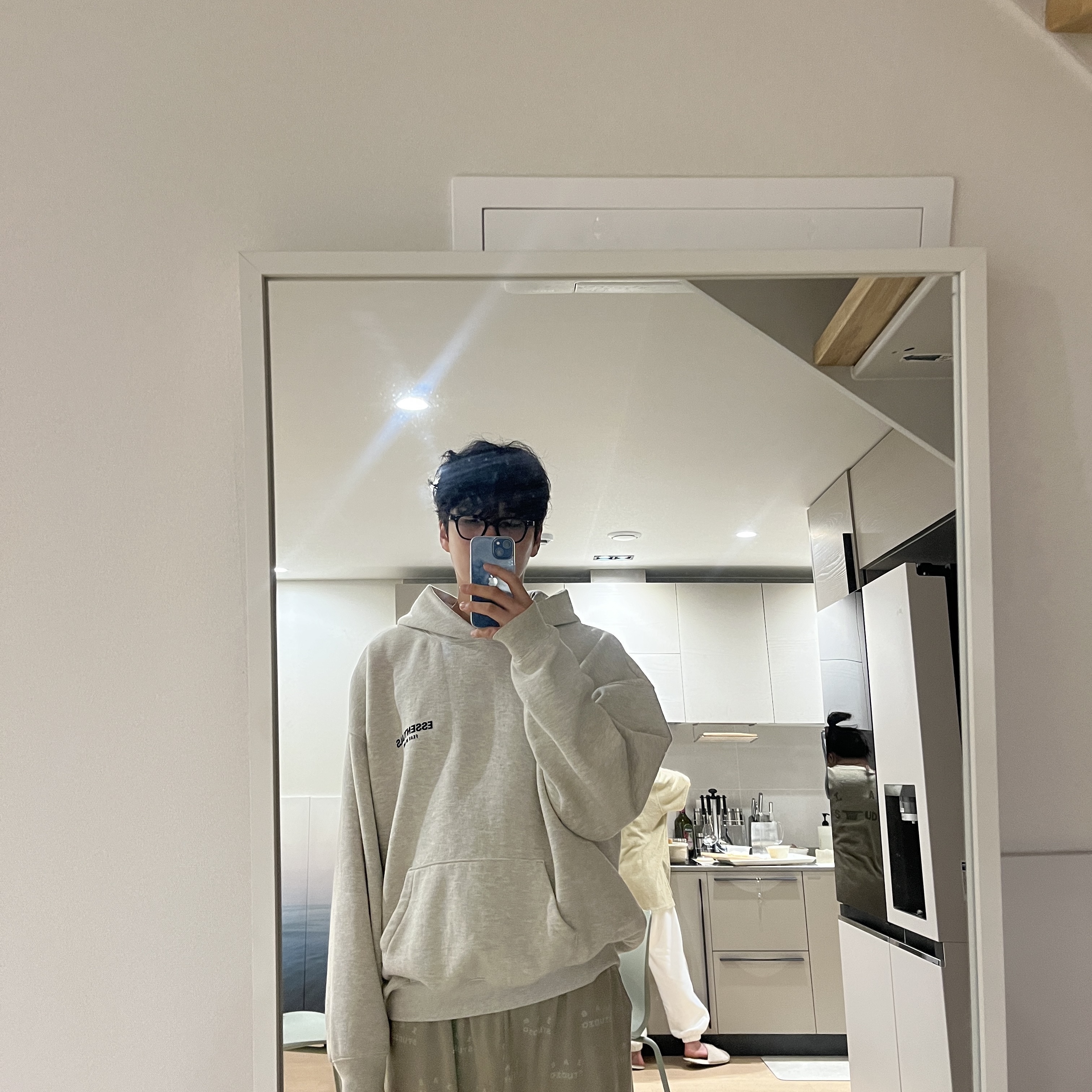 Essentials The Core Collection Hoodie Light Oatmeal, IAB Studio Pajama Set Light Green 착용 스타일