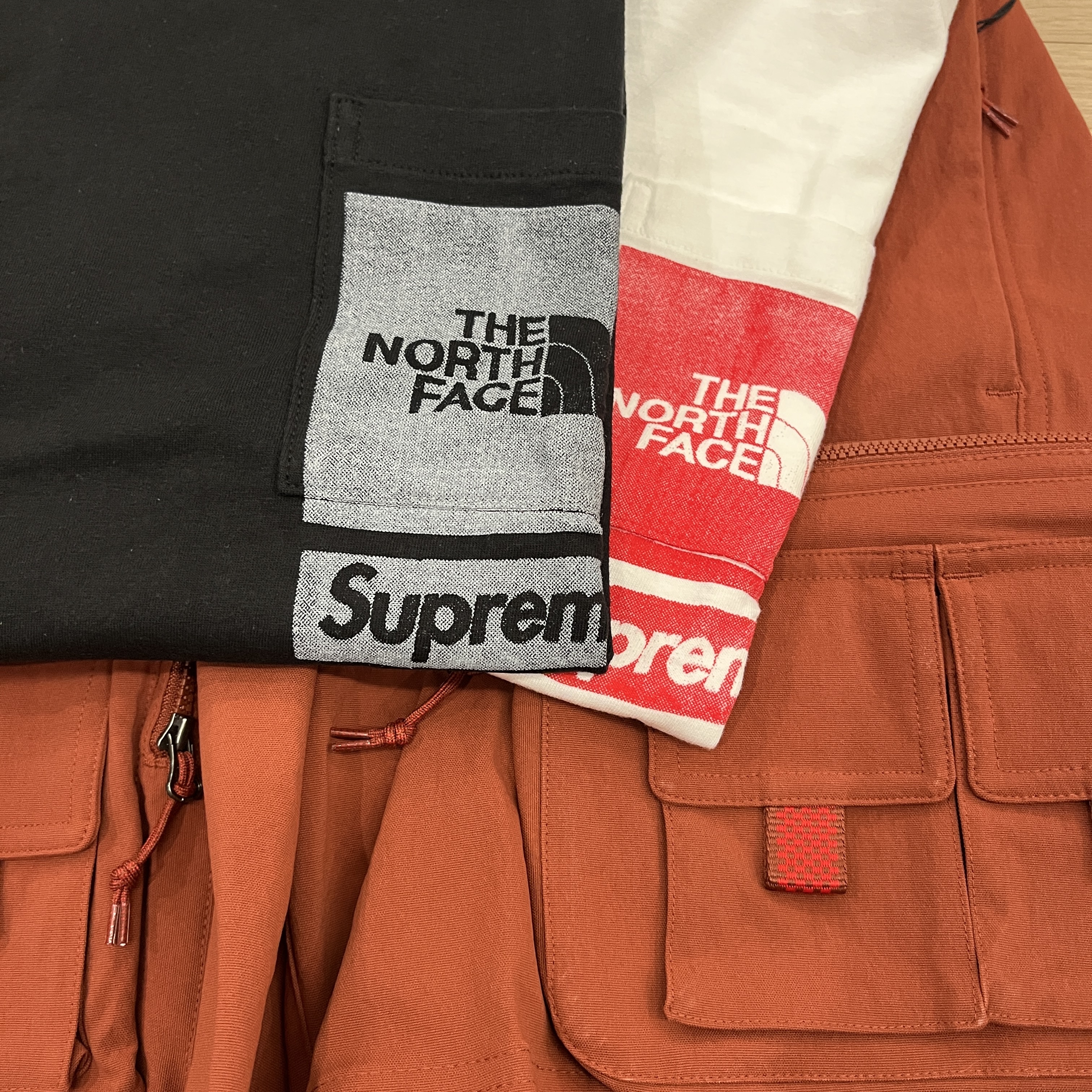 Supreme x The North Face Printed Pocket T-Shirt White - 23SS, Supreme x The North Face Printed Pocket T-Shirt Black - 23SS 착용 스타일