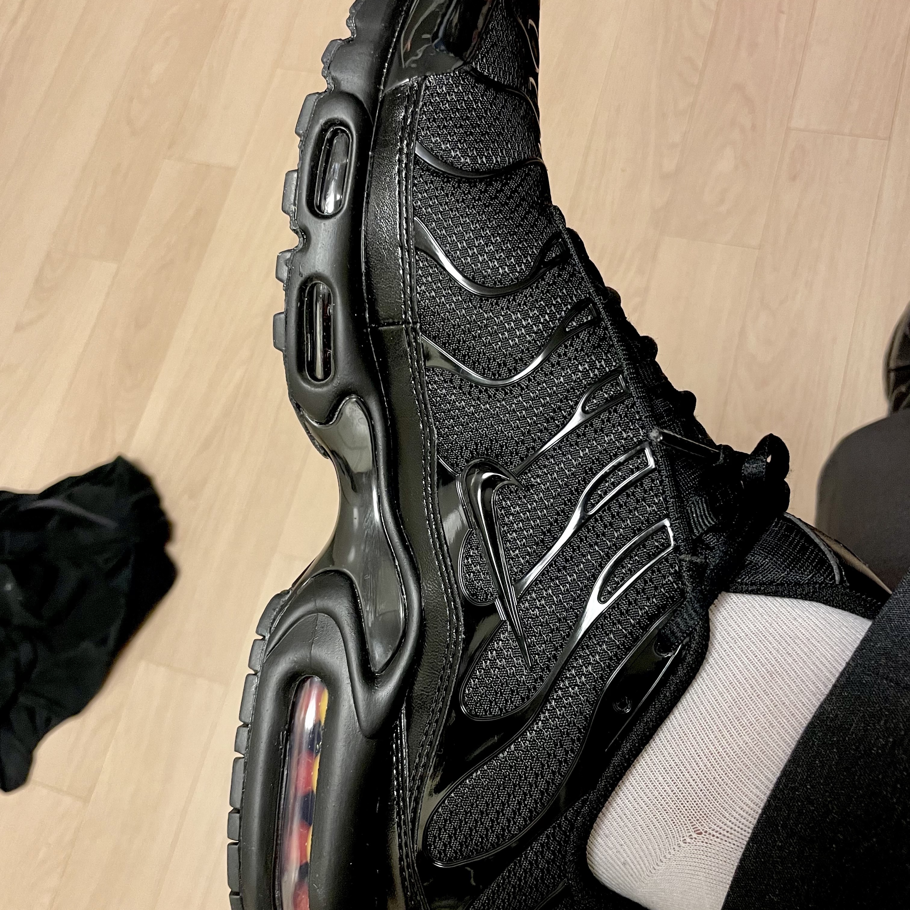 Nike Air Max Plus Triple Black 착용 스타일 - 3