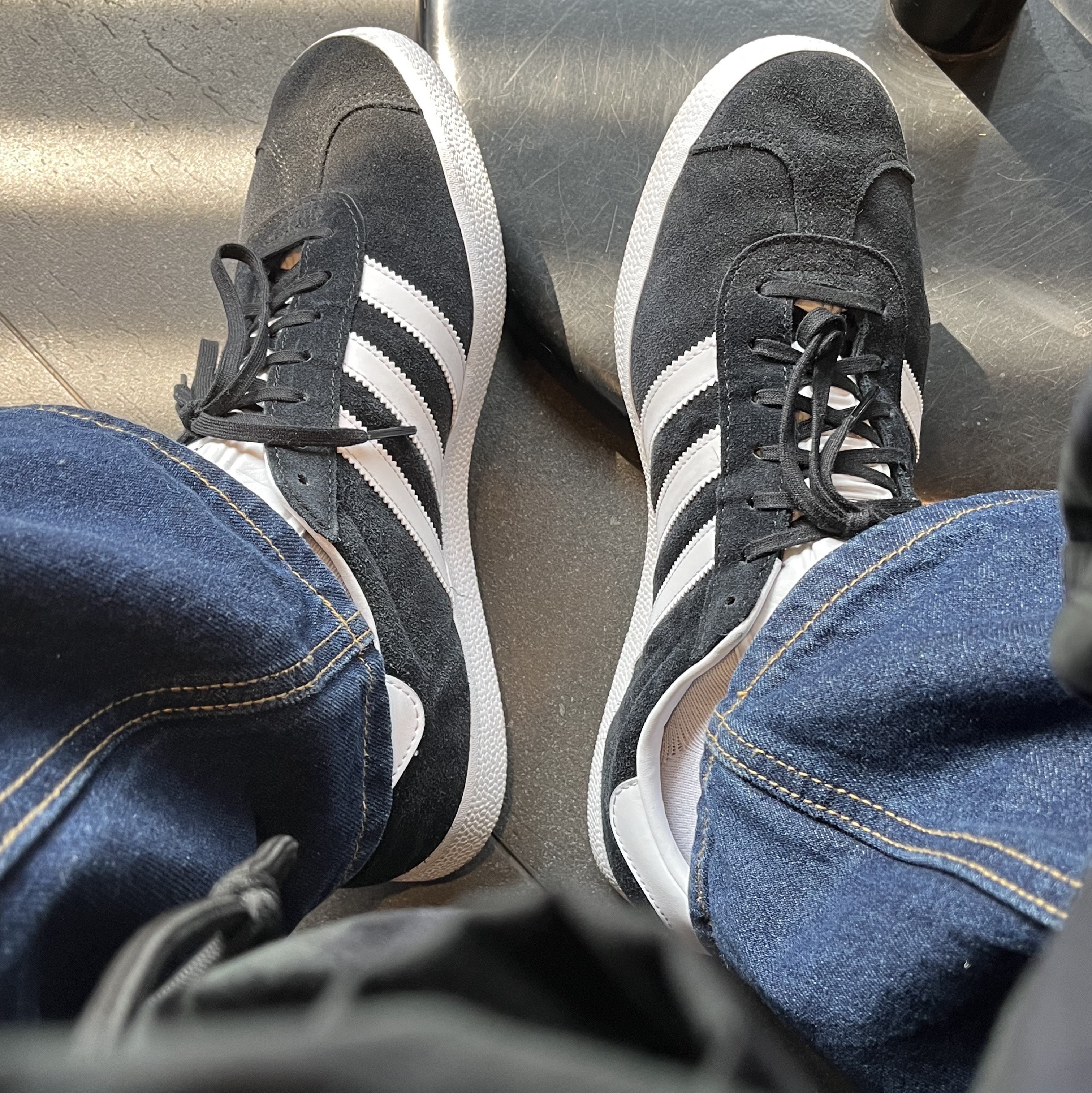 Adidas Gazelle Core Black White 착용 스타일 - 1