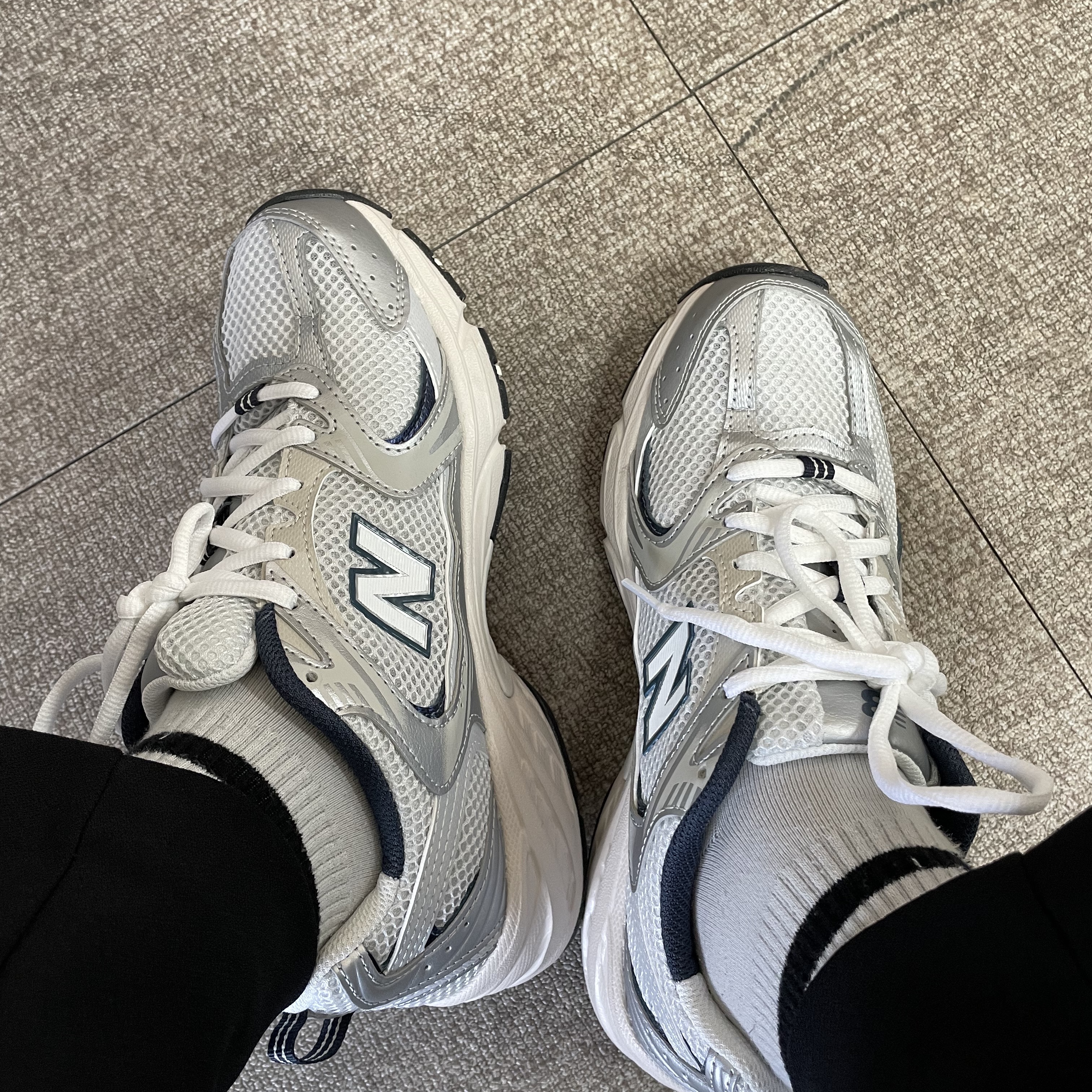 New Balance 530 Steel Grey 착용 스타일