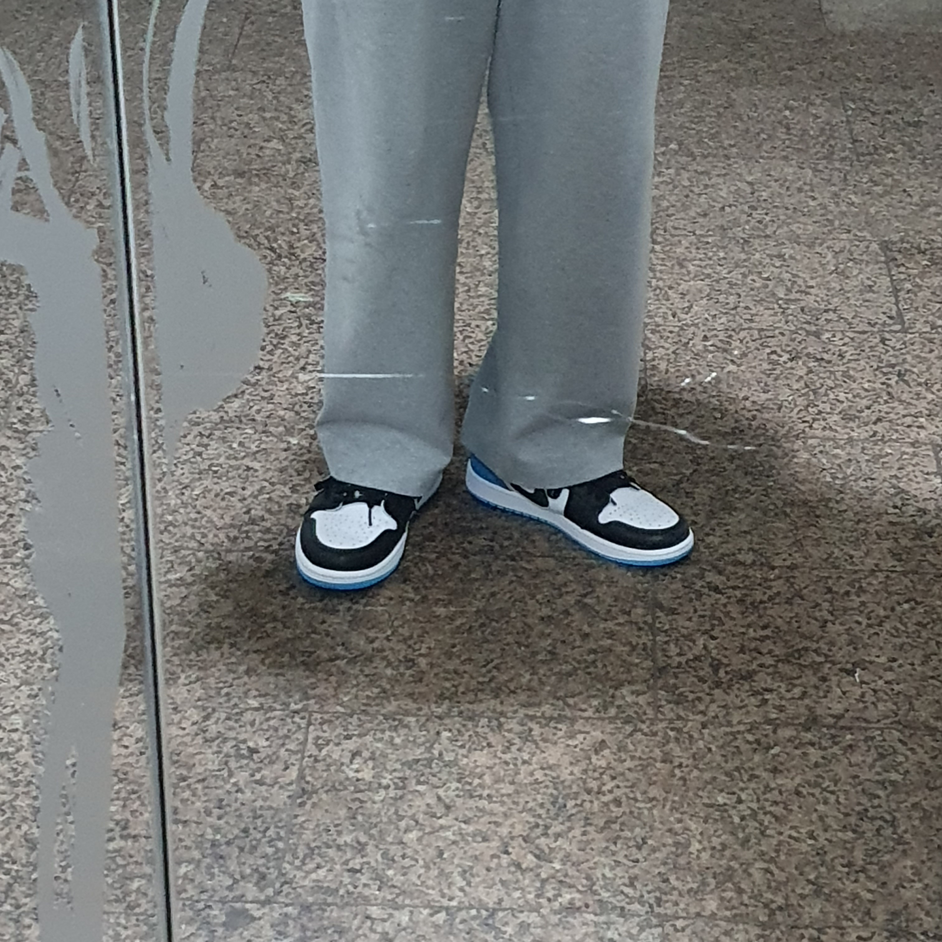 Jordan 1 Retro Low OG Black and Dark Powder Blue 착용 스타일