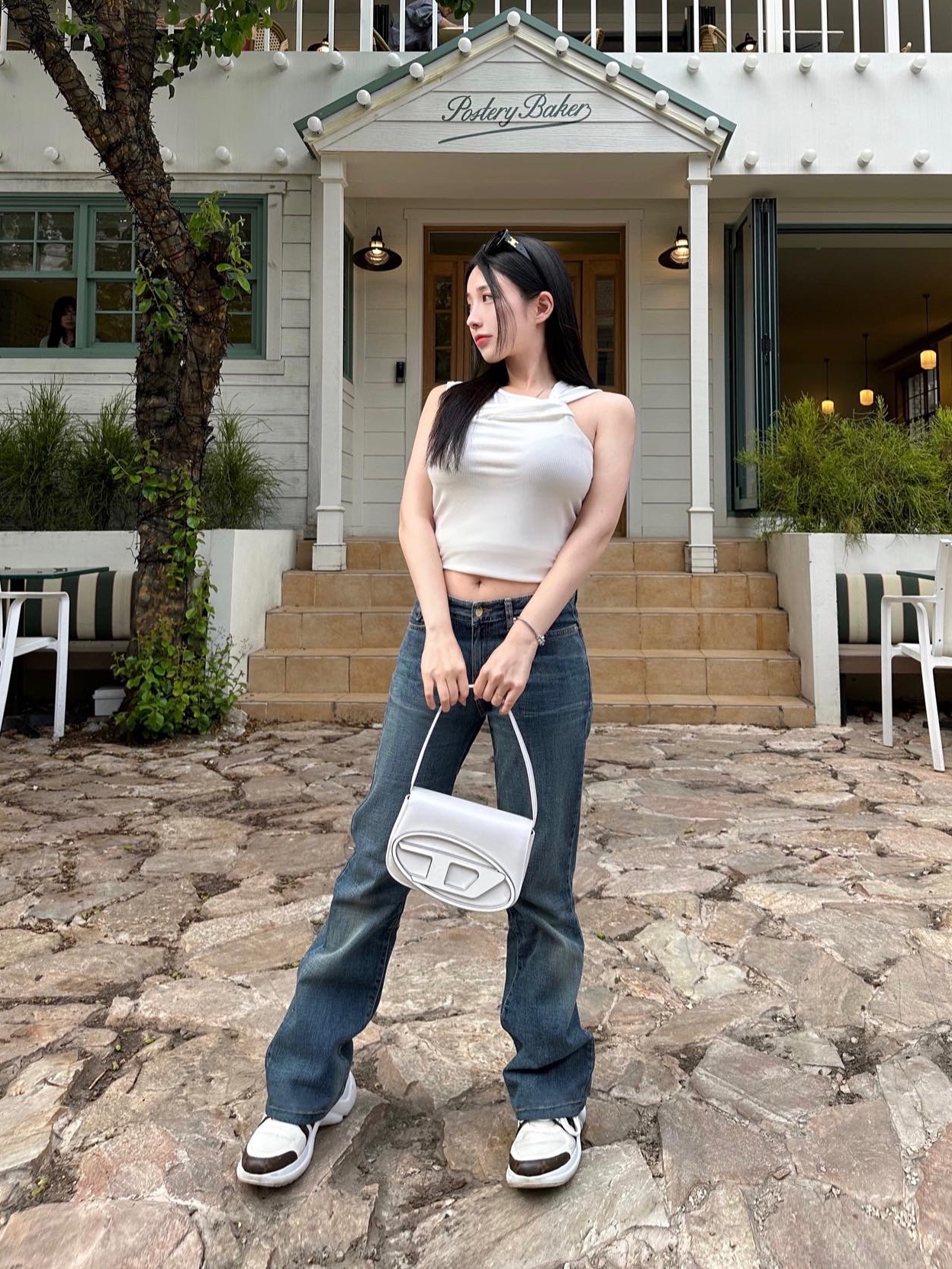 Diesel 1DR Shoulder Bag in Nappa Leather White, (W) Louis Vuitton LV Archlight Sneakers White 착용 스타일 - 1