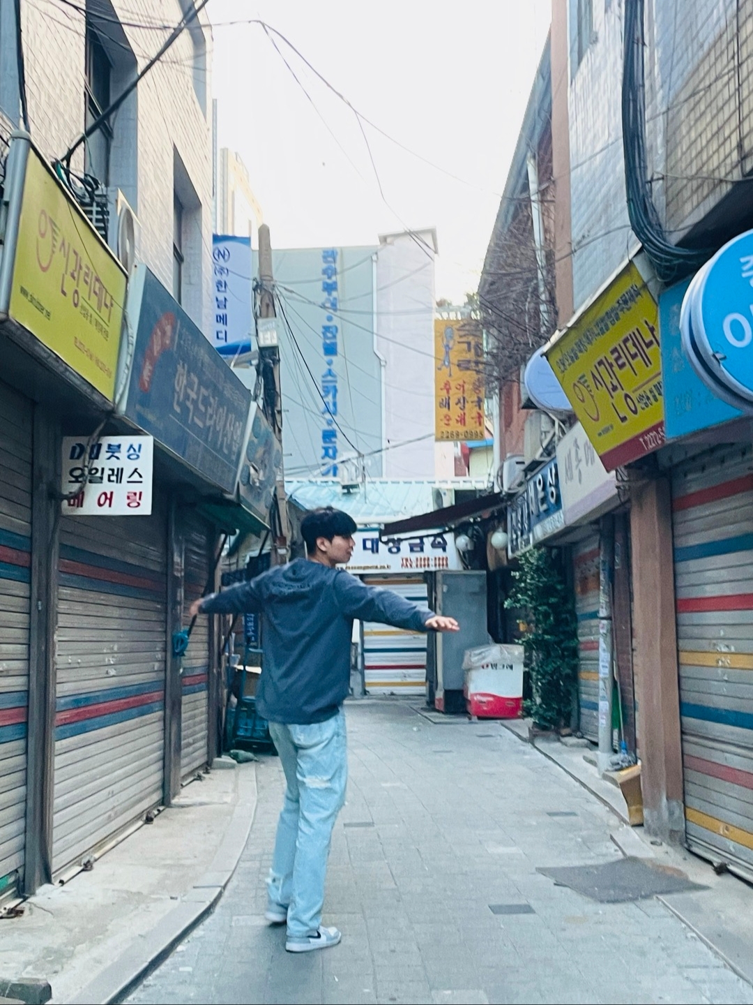 조던 1 미드 라이트 스모크 그레이 앤트러사이트, 우영미 코튼 롱슬리브 백로고 티셔츠 블랙 - 22FW 착용 스타일 - 2