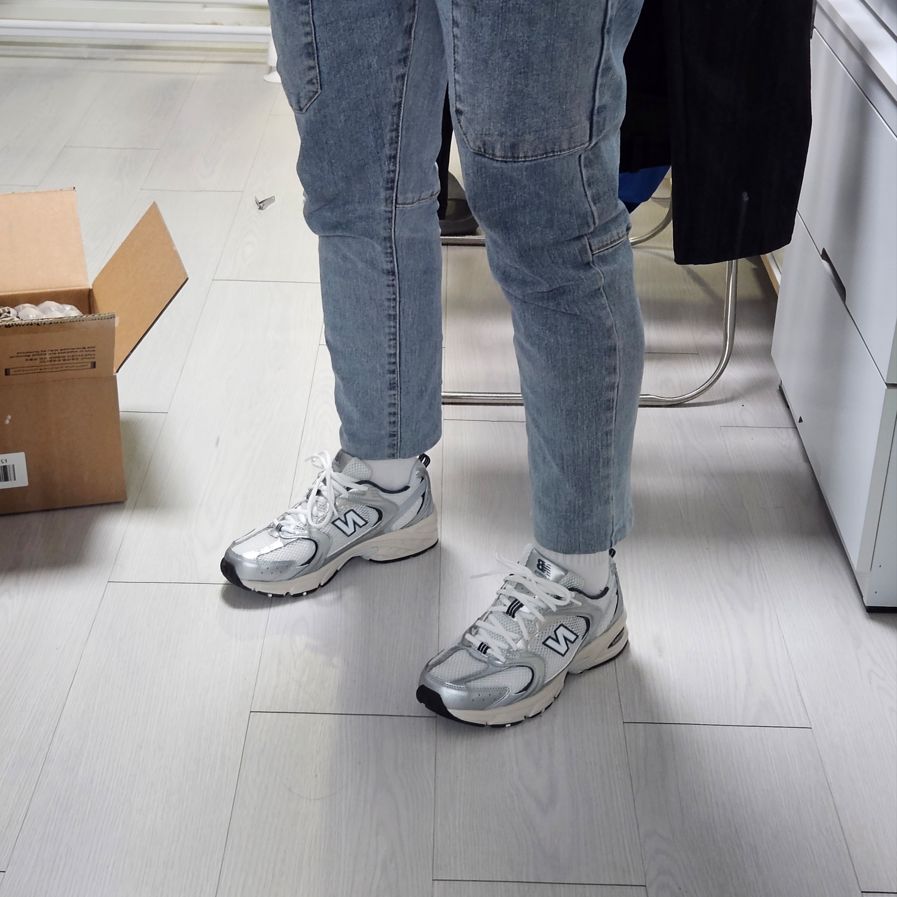New Balance 530 Steel Grey 착용 스타일 - 1