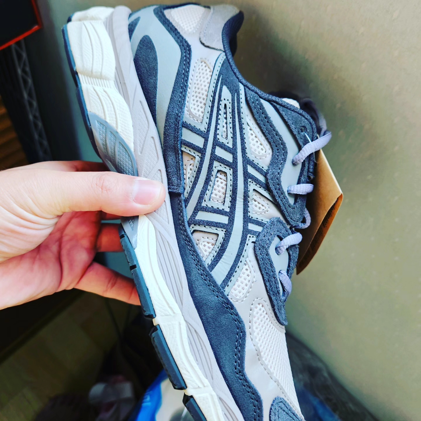 Asics Gel-NYC Oatmeal Obsidian Grey 착용 스타일 - 3
