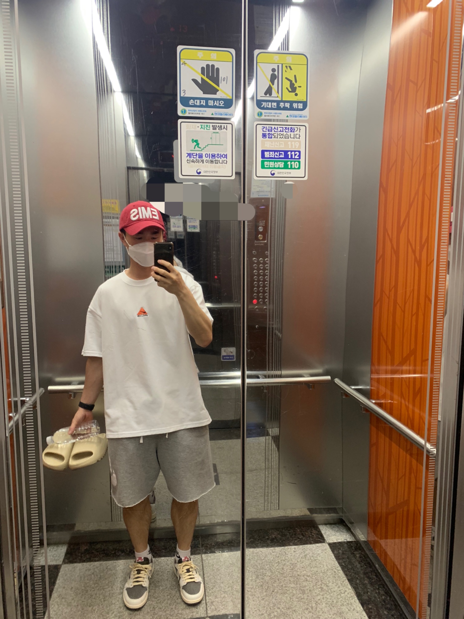 Jordan 1 x Travis Scott Retro Low OG SP Sail and Ridgerock, Adidas Yeezy Slide Bone 2022/2023 착용 스타일