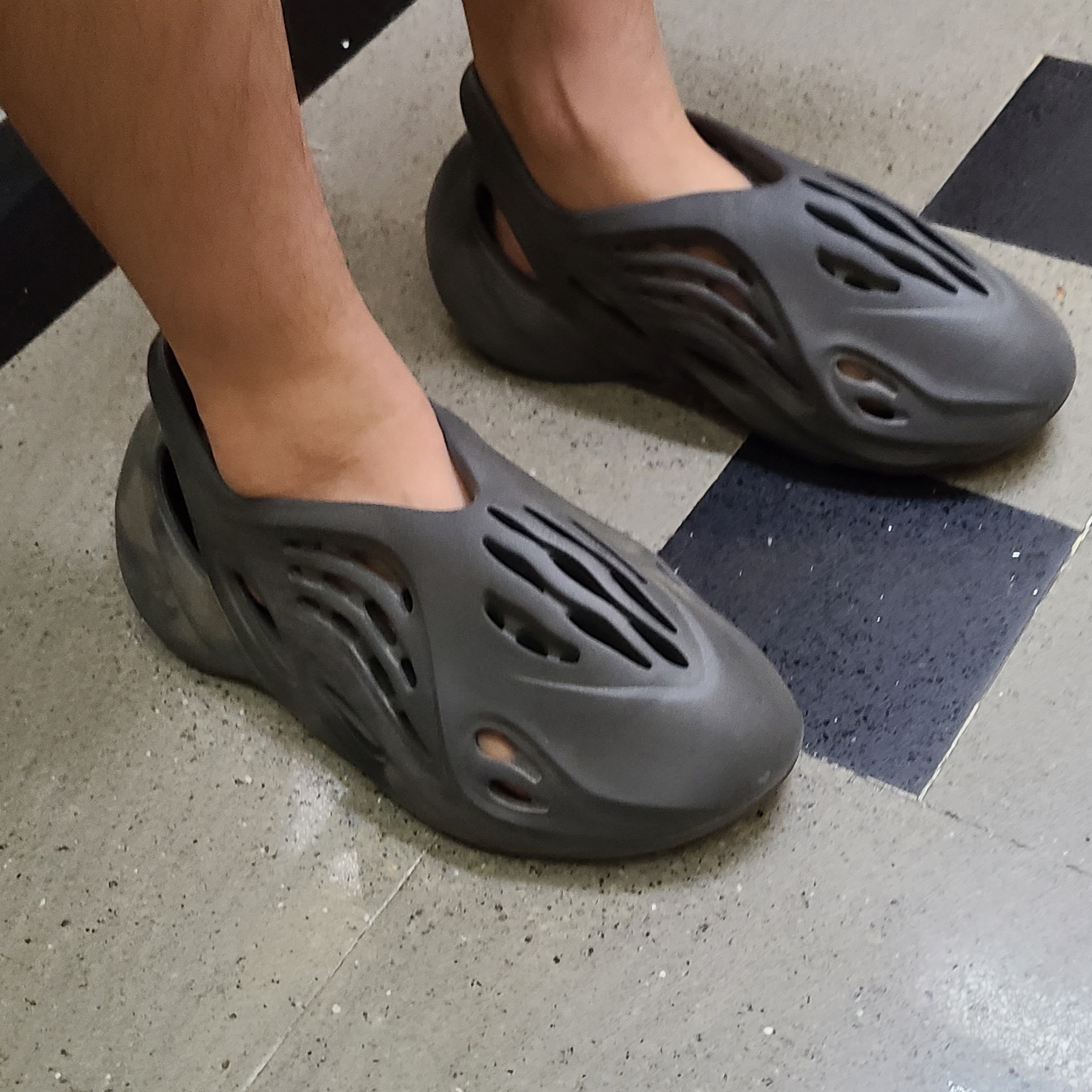 Adidas Yeezy Foam RNNR Onyx 착용 스타일