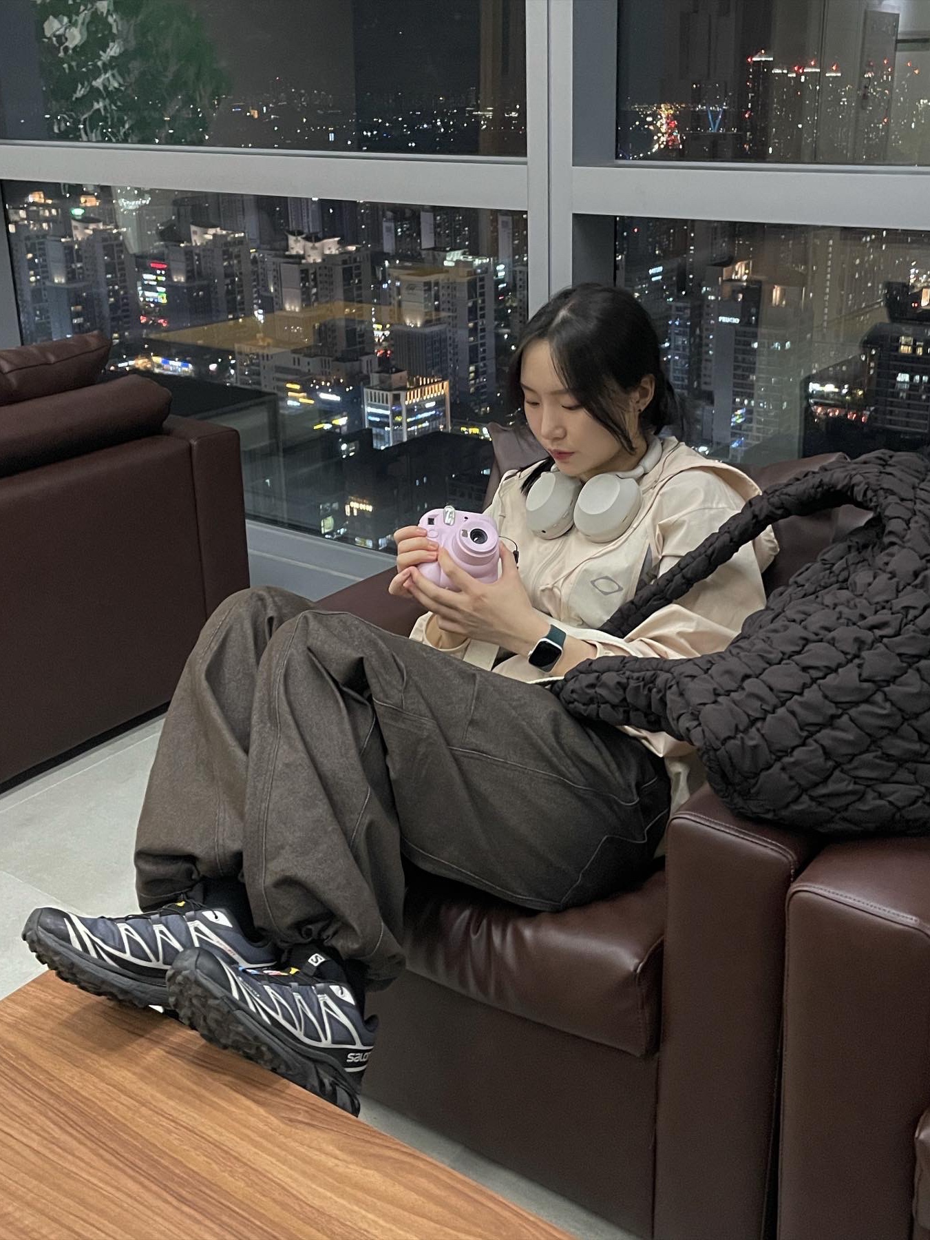 (W) Mischief SS Color Blocked Windbreaker Beige, Salomon XT-6 Gore-Tex Black Ebony 착용 스타일 - 1