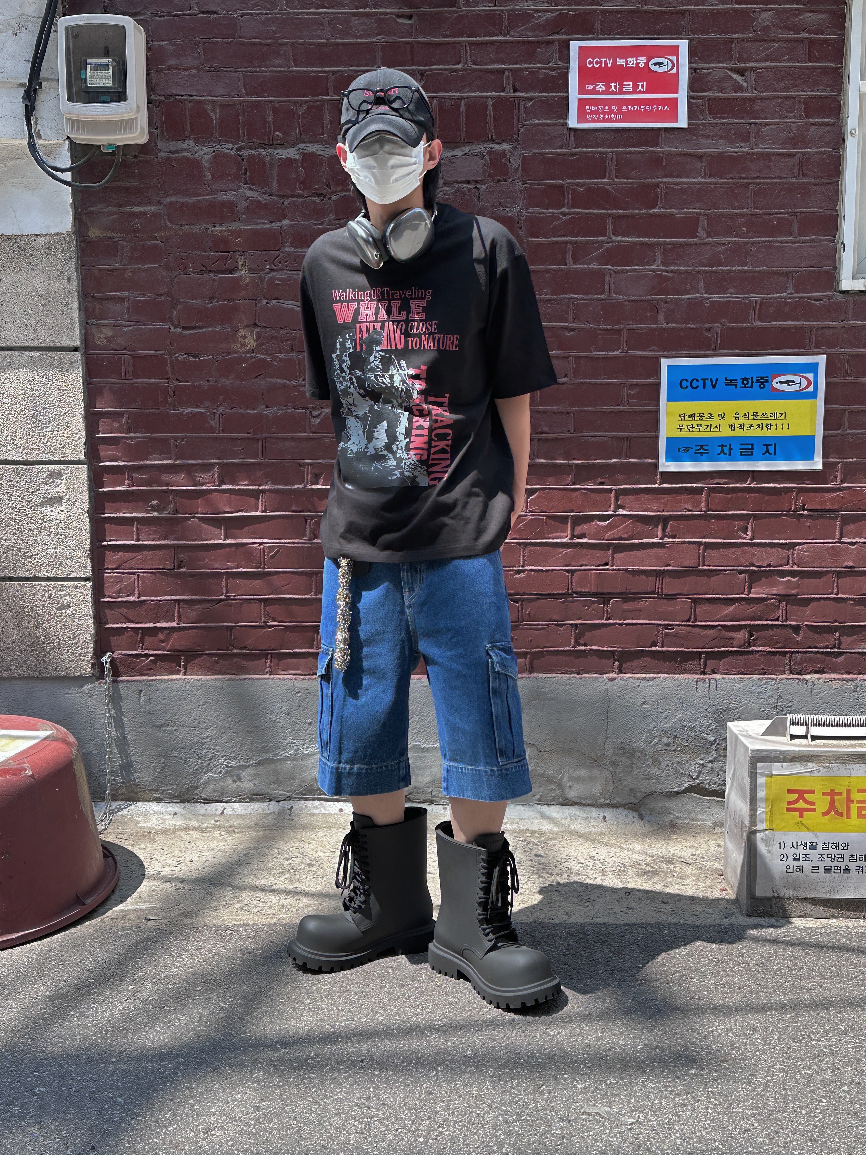 언더마이카 슈투트가르트 빈티지 워싱 볼캡 블랙 레드 - 22SS, 발렌시아가 XL 아미 부츠 풀 에바 블랙 착용 스타일 - 1
