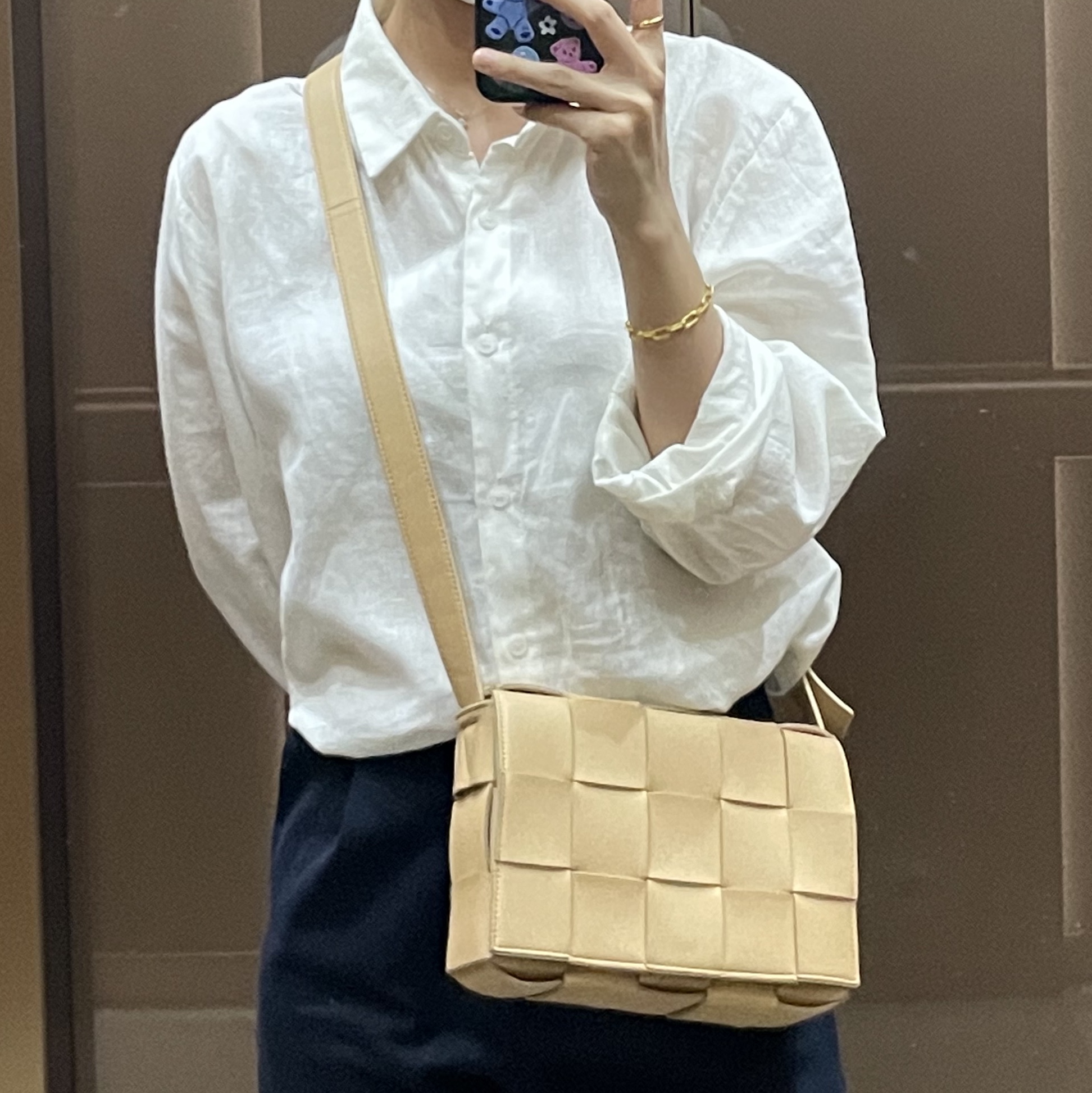 Bottega Veneta Lambskin Leather Cassette Almond 착용 스타일