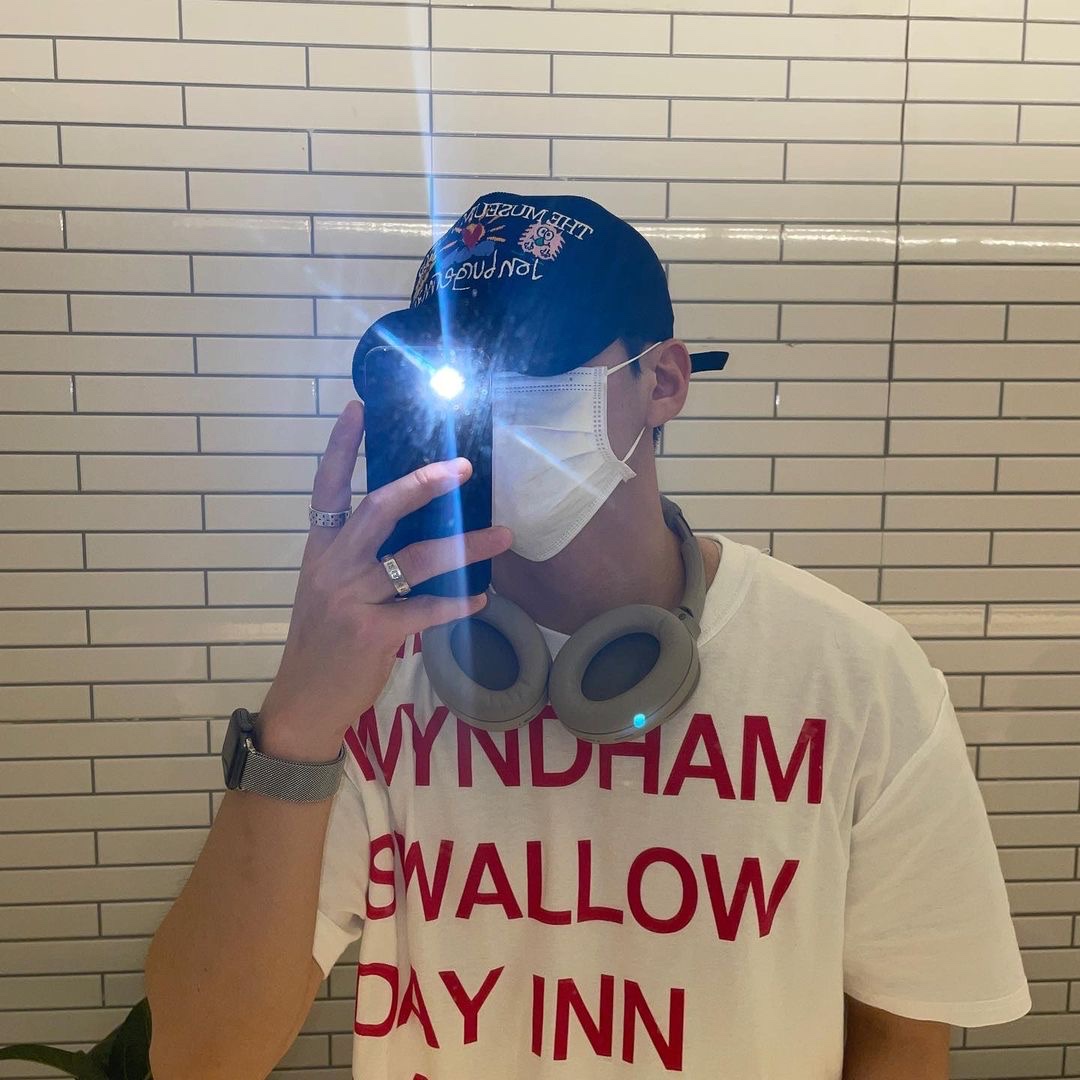 [KREAM 단독] Safarispot Highway Inn T-Shirt White Red, The Museum Visitor x Jon Burgerman Pinky Winky & Charlie Ball Cap Black 착용 스타일 - 2