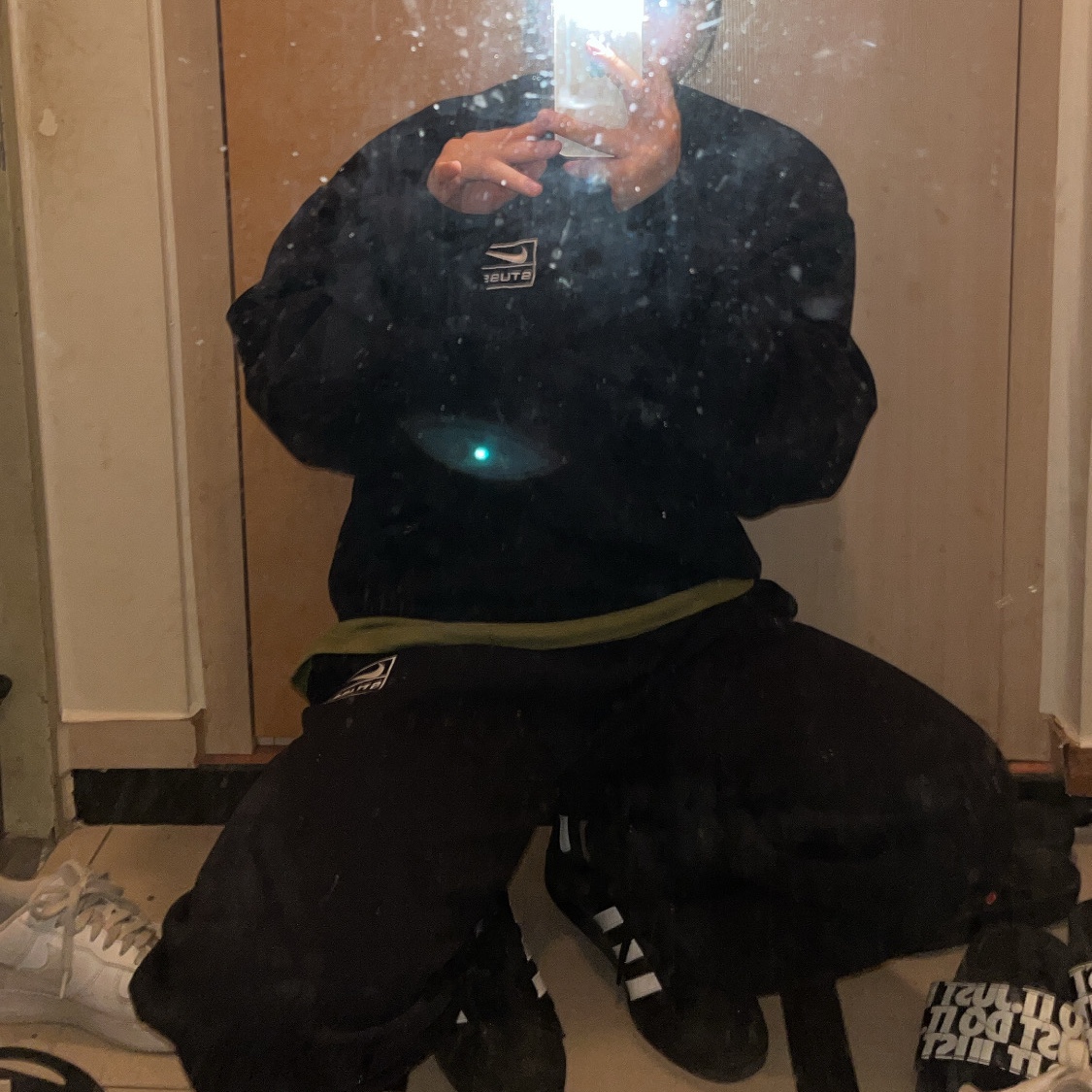 Nike x Stussy NRG Washed Fleece Pants Black (DO5296-010), Nike x Stussy NRG Washed Fleece Crewneck Black (DO5310-010) 착용 스타일 - 1