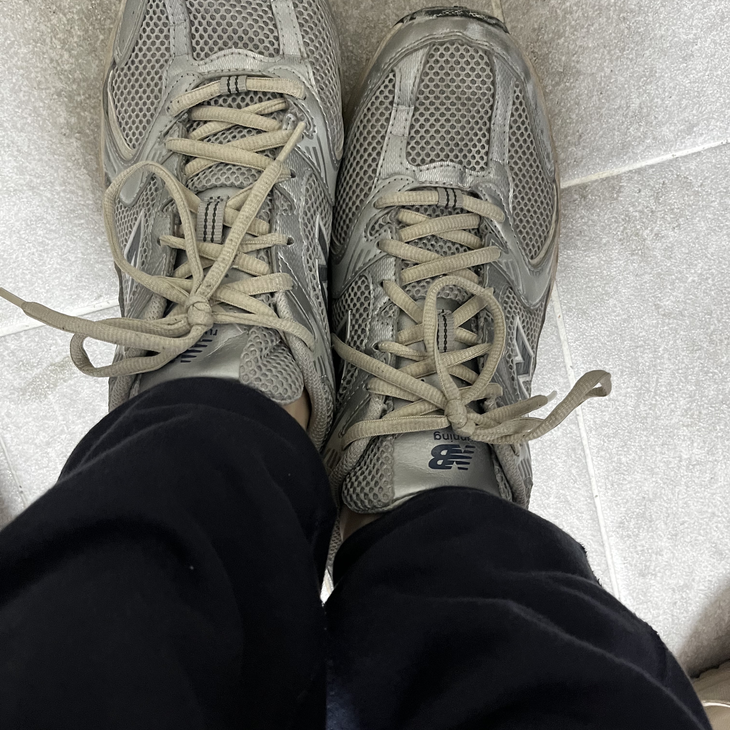 New Balance 530 Vintage Metallic Silver 착용 스타일 - 1