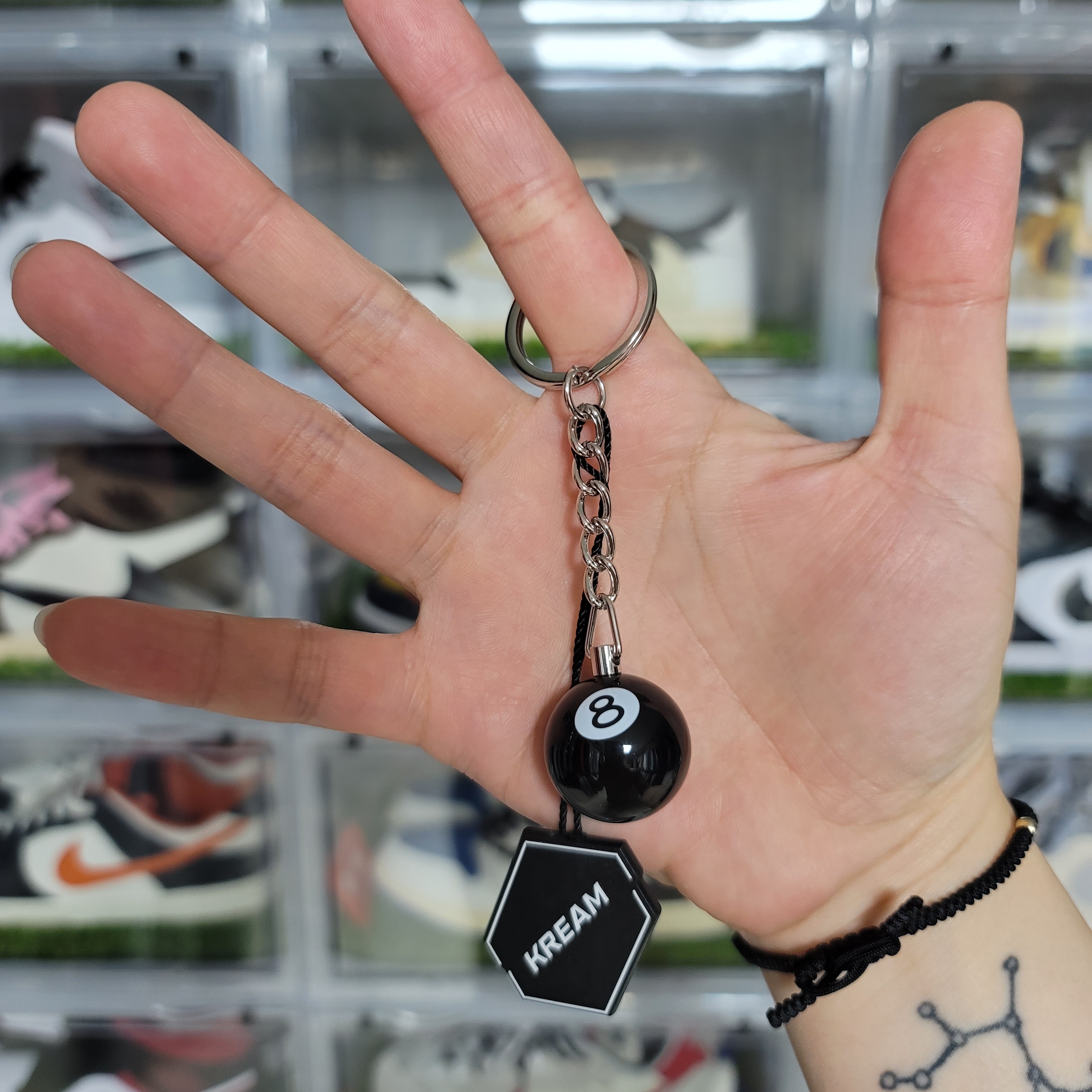 Stussy 8 Ball Keychain Black 착용 스타일 - 1