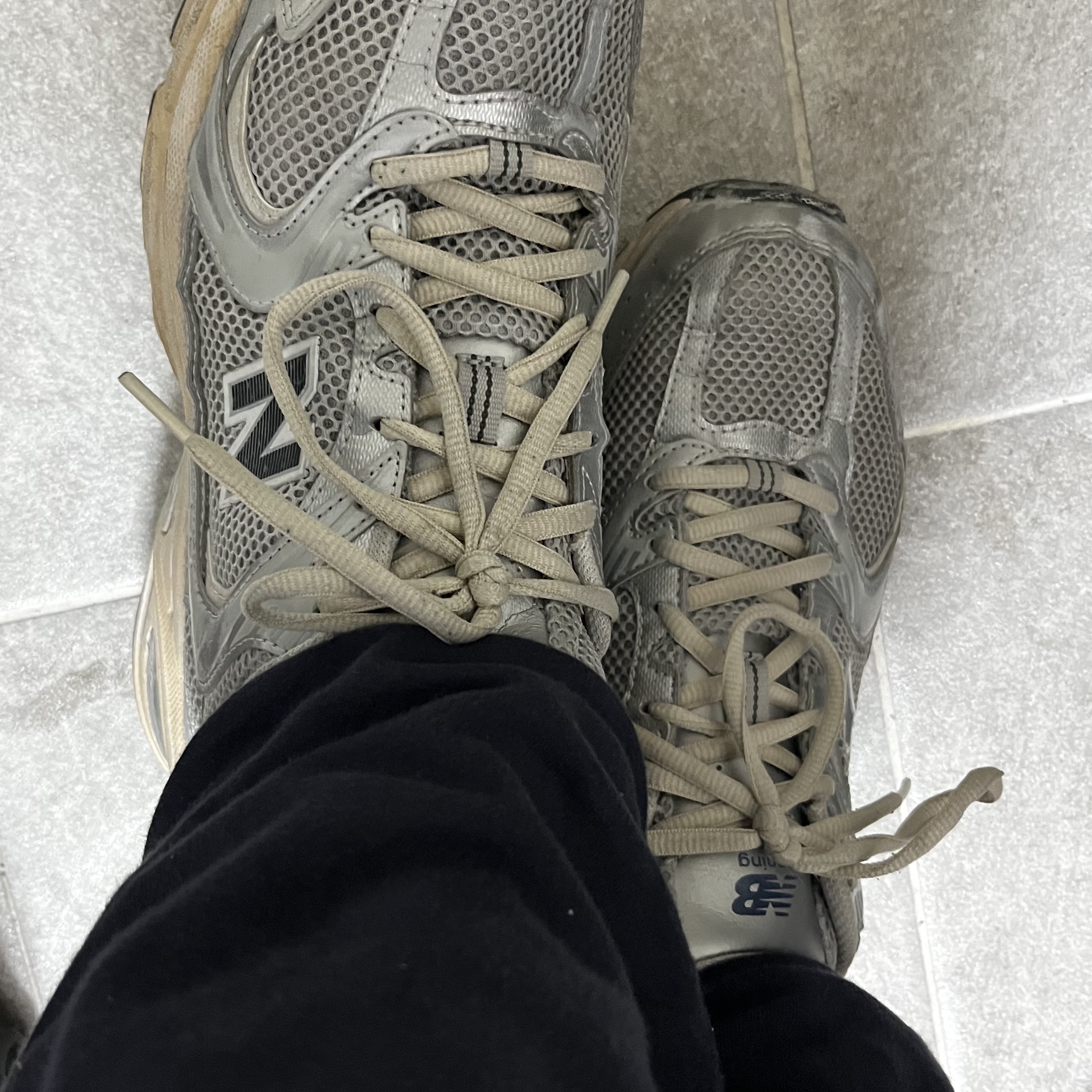 New Balance 530 Vintage Metallic Silver 착용 스타일 - 2