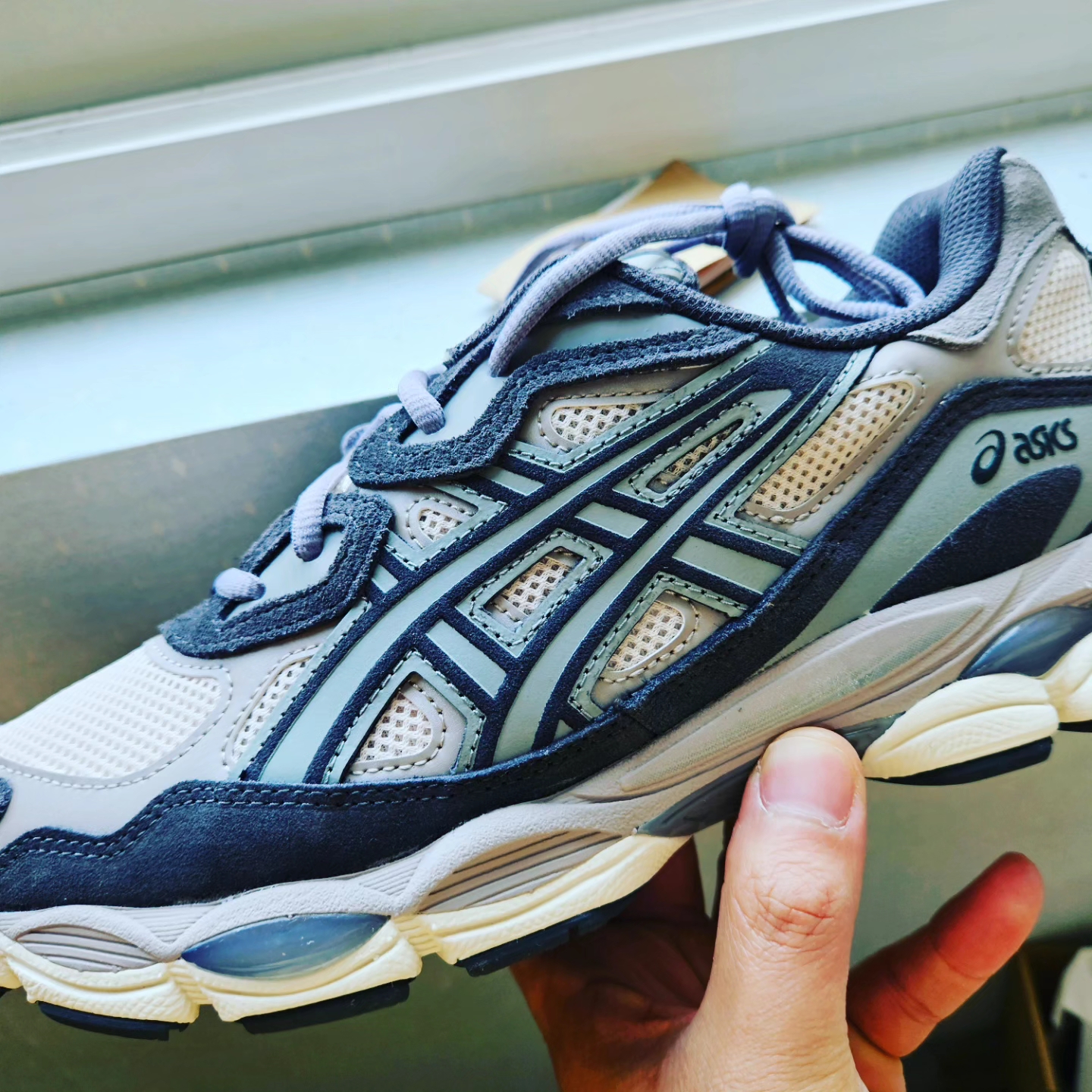 Asics Gel-NYC Oatmeal Obsidian Grey 착용 스타일 - 1