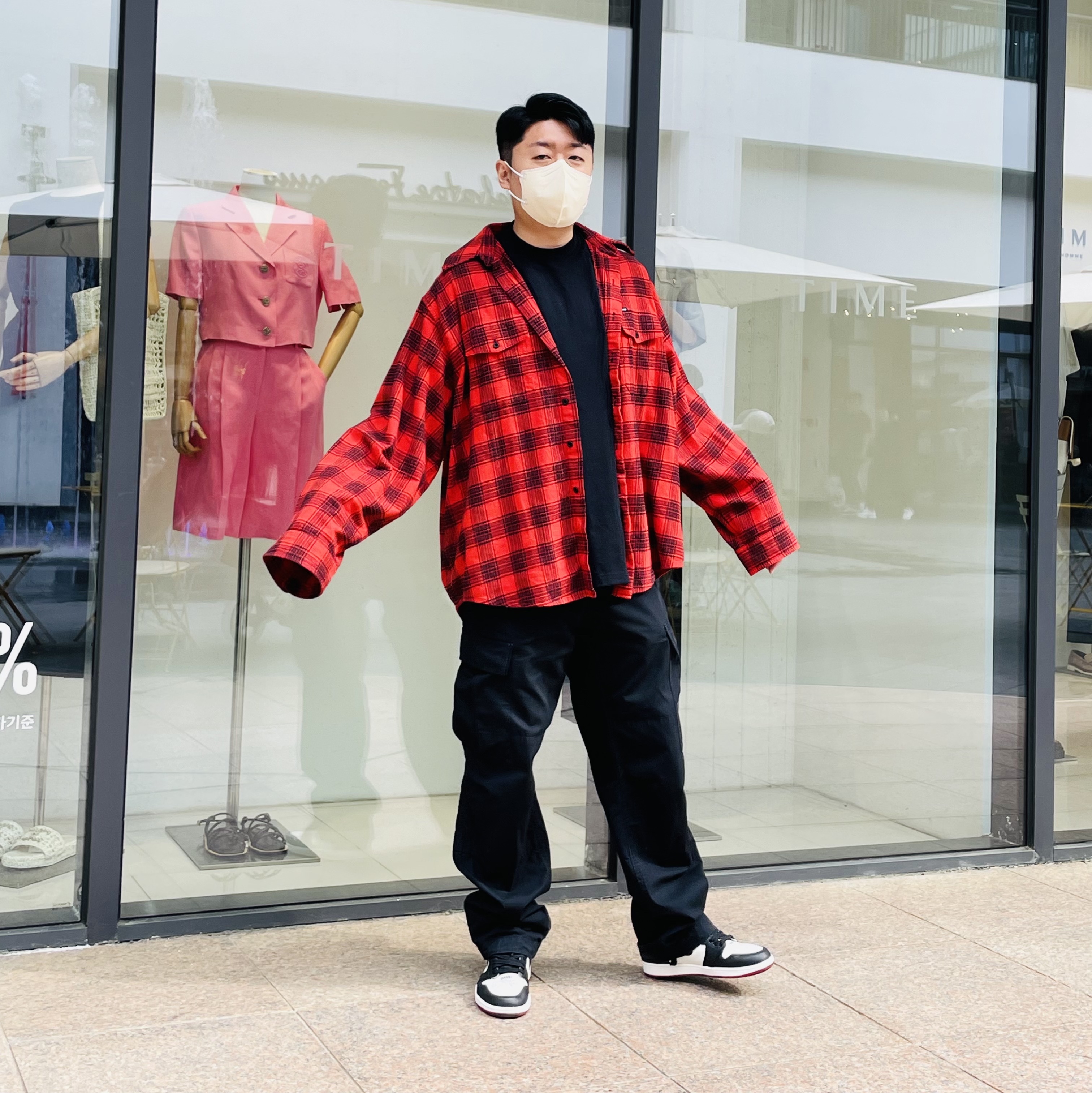 Jordan 1 Retro High Not for Resale Varsity Red, Balenciaga Trompe L'oeil Oversized Shirt Red 착용 스타일 - 3
