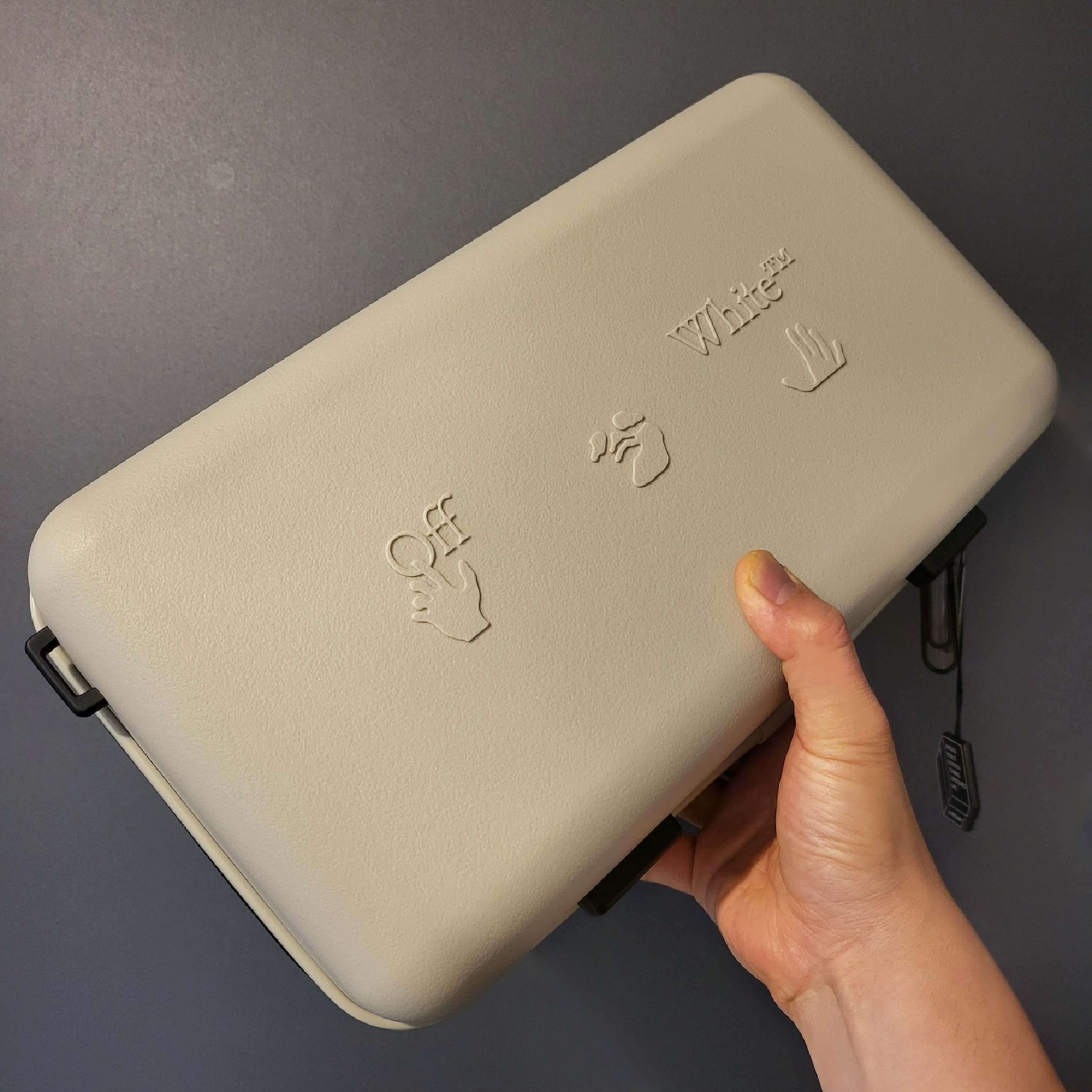Off-White x Amore Pacific Protection Box (Without Cosmetics) 착용 스타일
