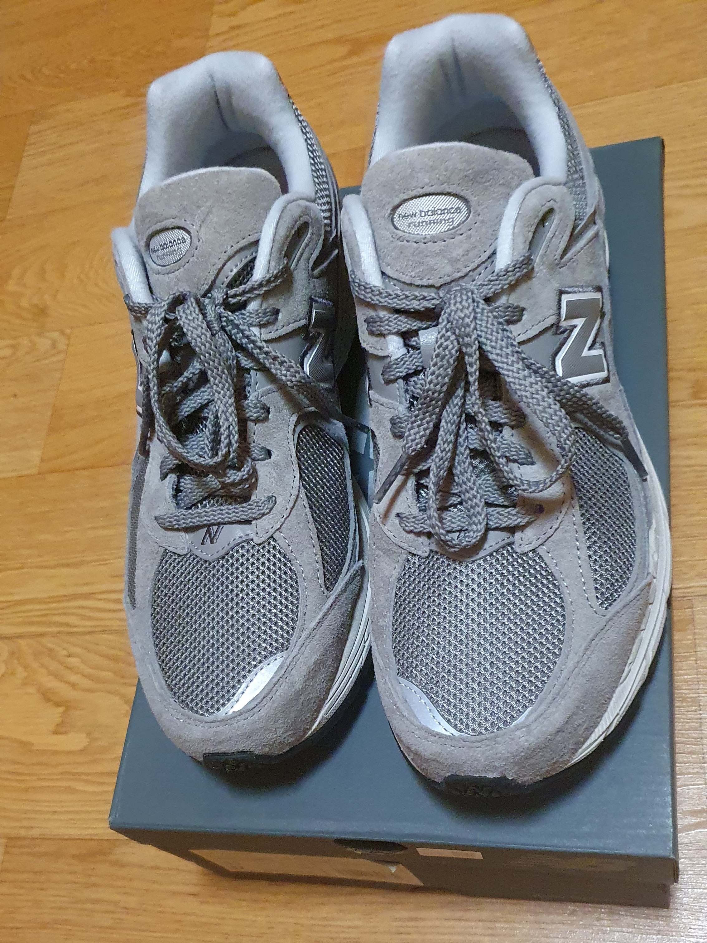 New Balance 2002R Grey 착용 스타일