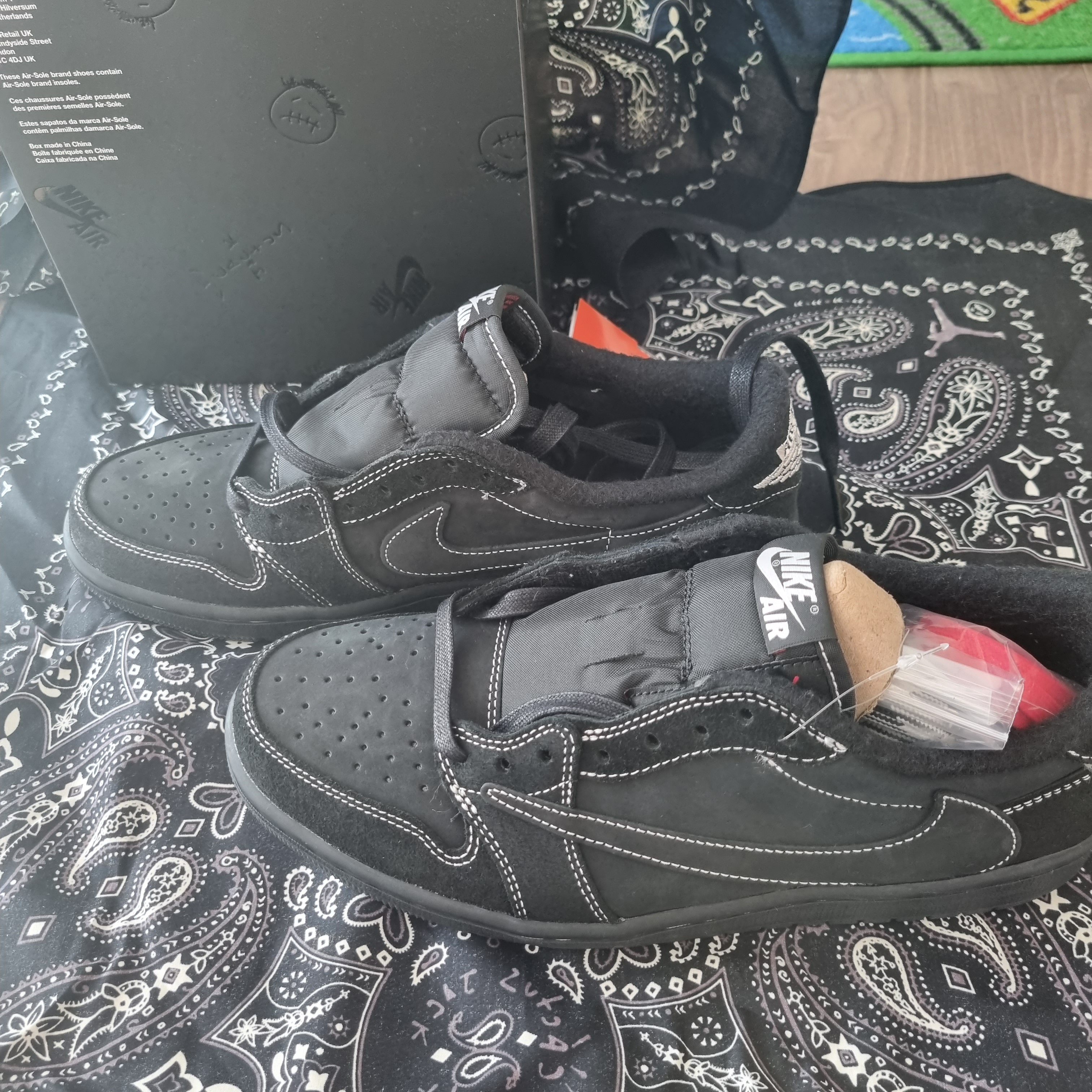 Jordan 1 x Travis Scott Retro Low OG SP Black Phantom 착용 스타일 - 2