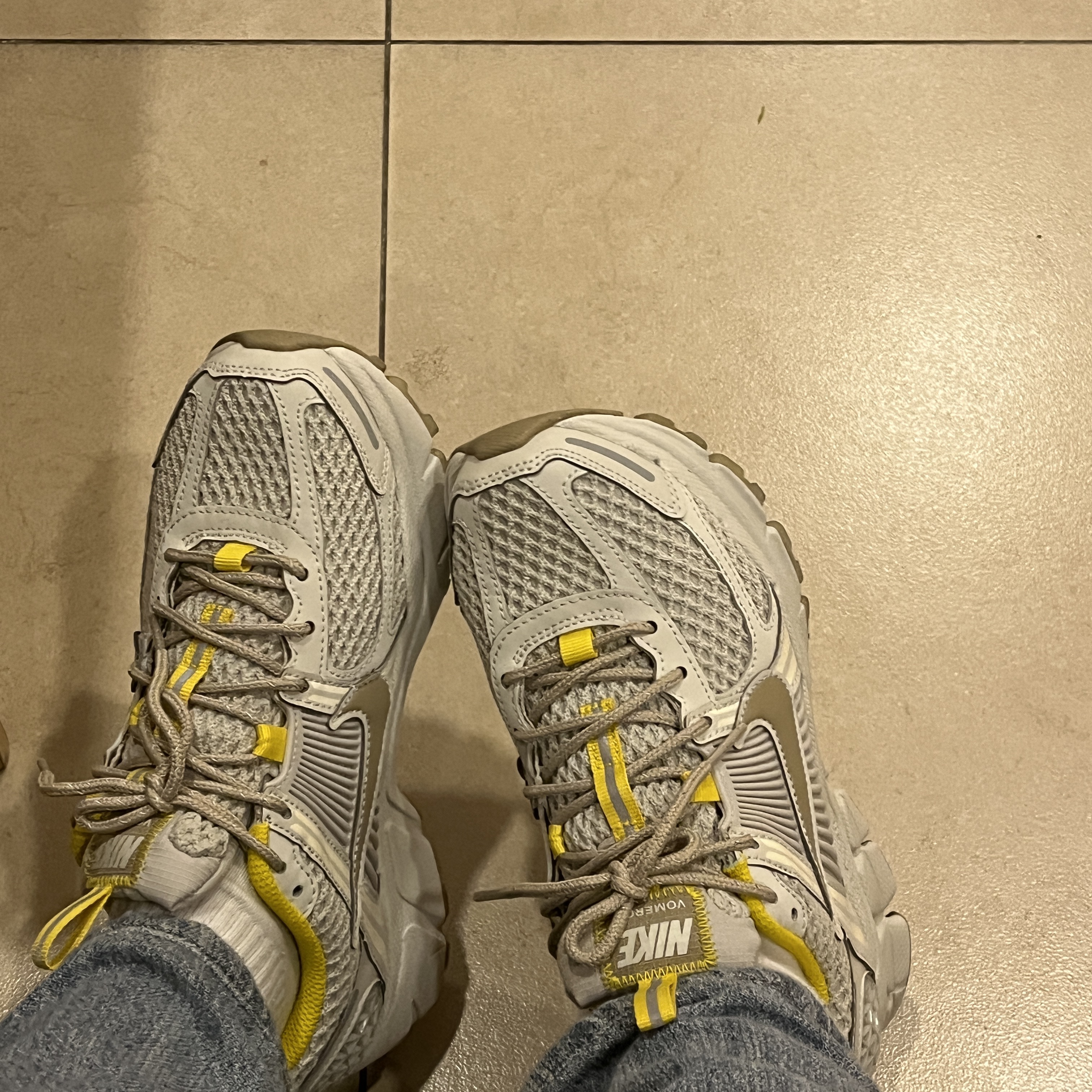 (W) Nike Zoom Vomero 5 Light Bone 착용 스타일
