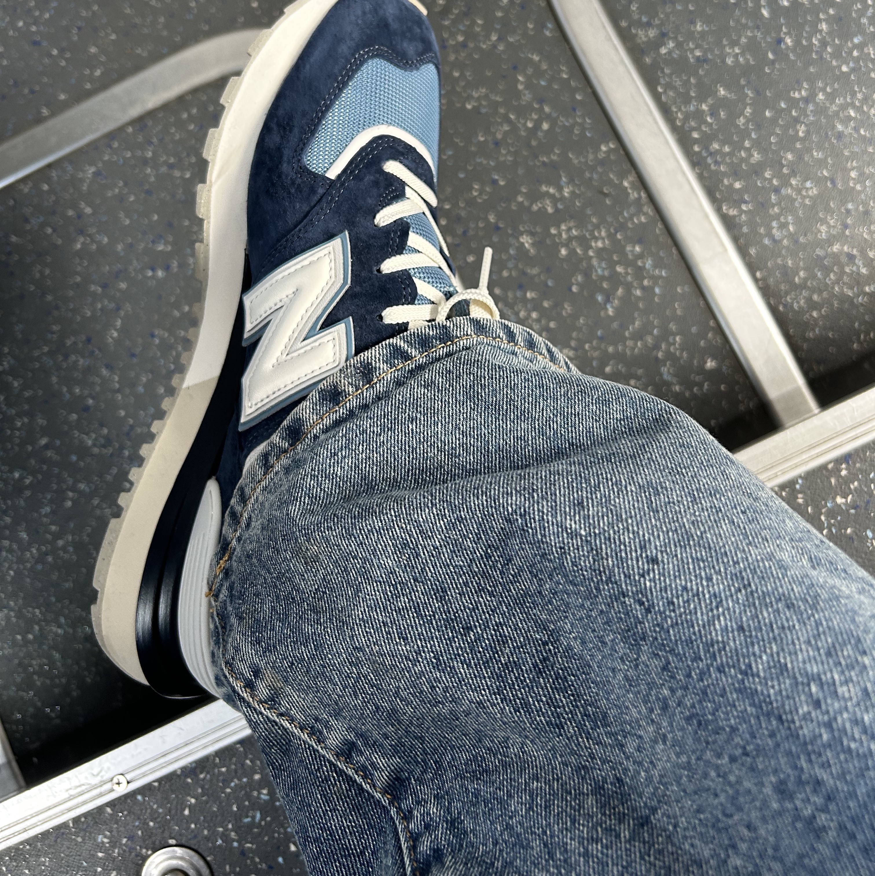 New Balance 574 Legacy Navy Sea Salt 착용 스타일 - 1