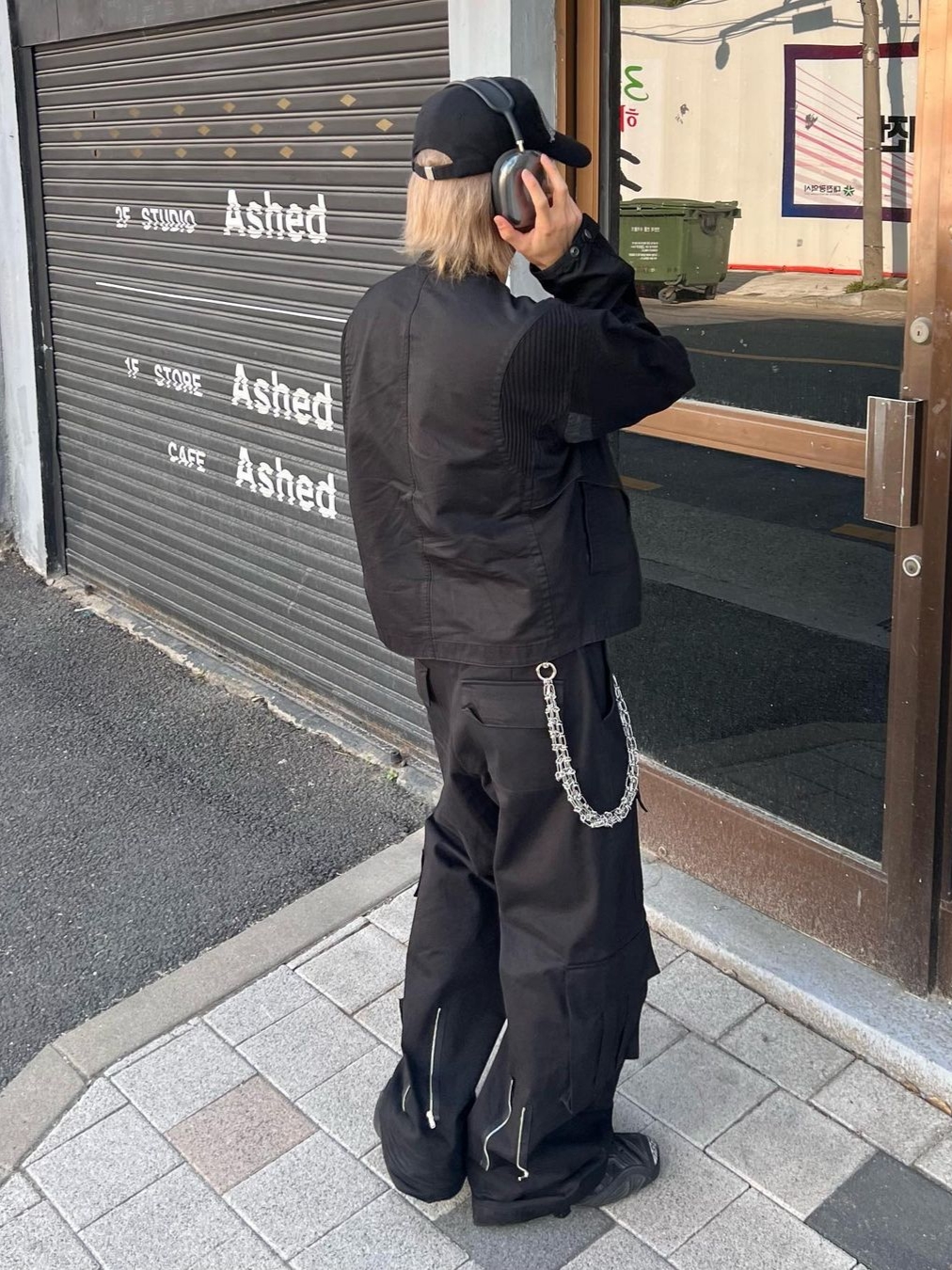 [KREAM 단독] AOP Tetsdo 6 Rail Cargo Pants Black, (W) Balenciaga Tyrex Sneakers Black 착용 스타일 - 2