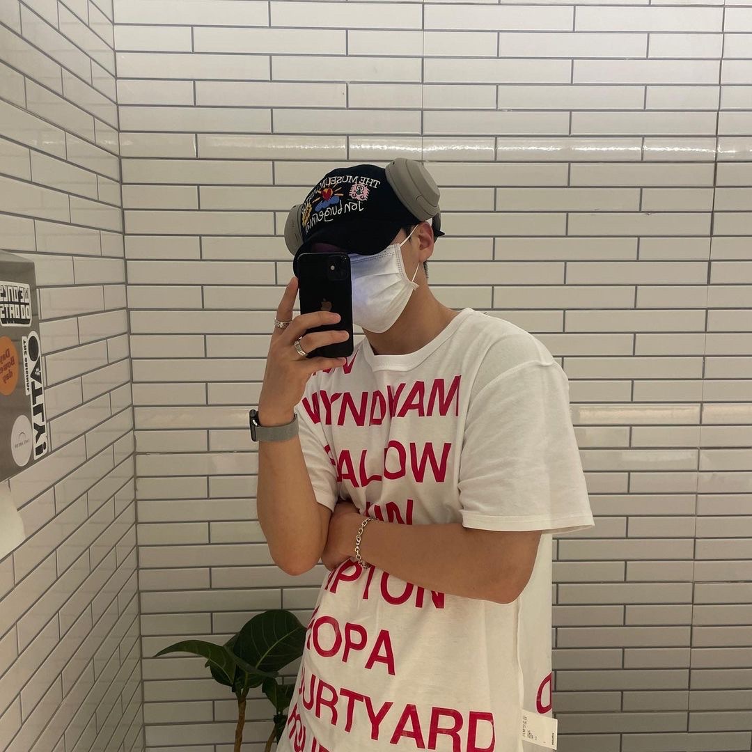 [KREAM 단독] Safarispot Highway Inn T-Shirt White Red, The Museum Visitor x Jon Burgerman Pinky Winky & Charlie Ball Cap Black 착용 스타일 - 1