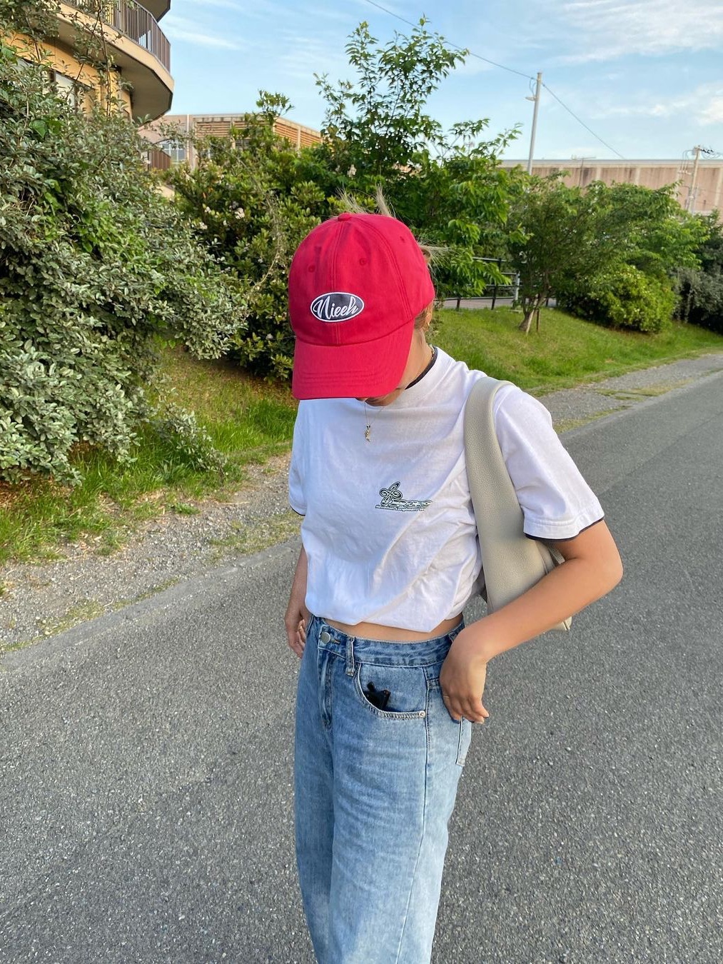 Nieeh Signature Round Logo Cap Red, Nieeh Signature Round Logo Cap Brown 착용 스타일