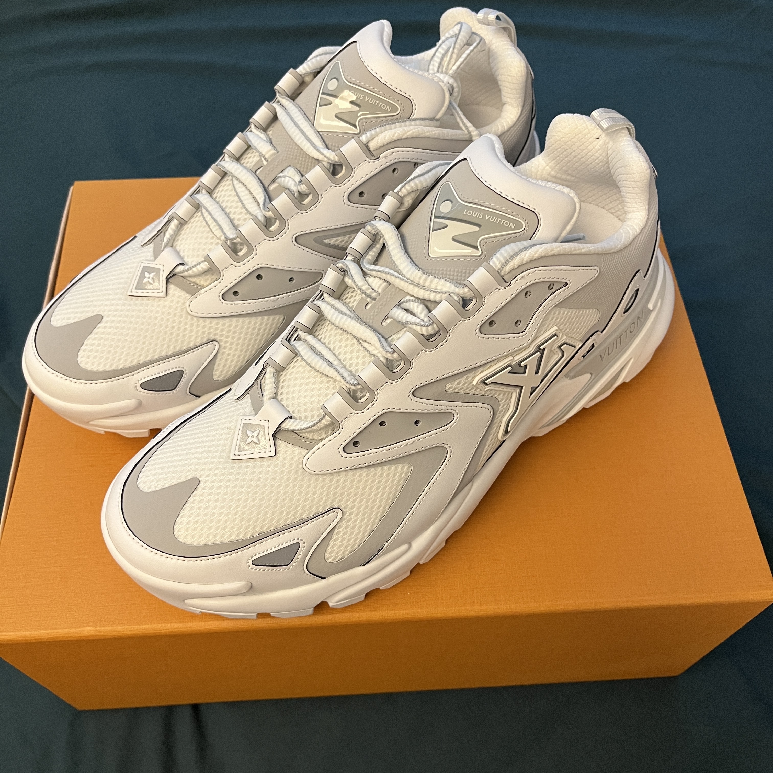 Louis Vuitton Runner Tatic Sneakers White 착용 스타일 - 2