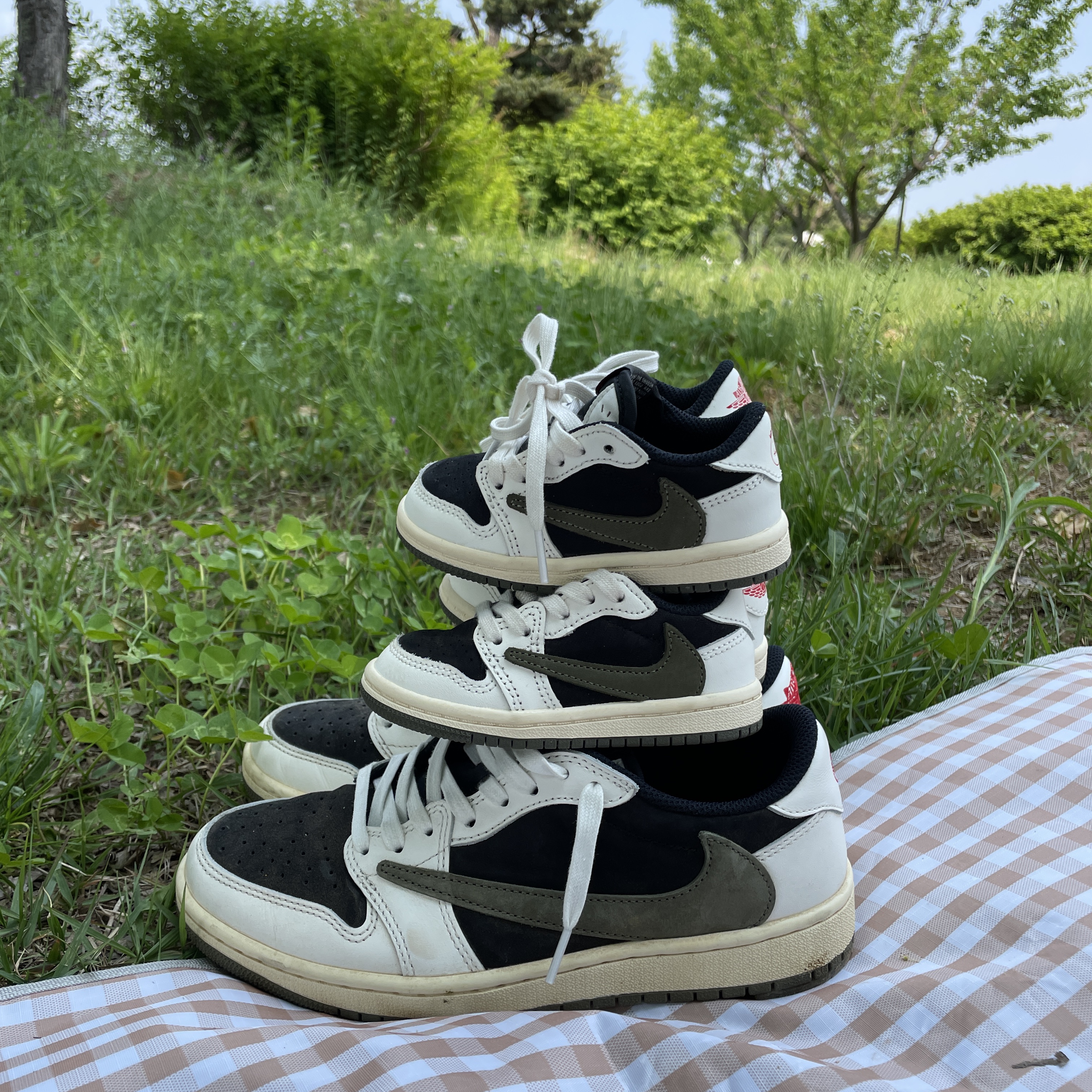 (TD) Jordan 1 x Travis Scott Retro Low OG SP Medium Olive, (W) Jordan 1 x Travis Scott Retro Low OG SP Medium Olive 착용 스타일 - 2