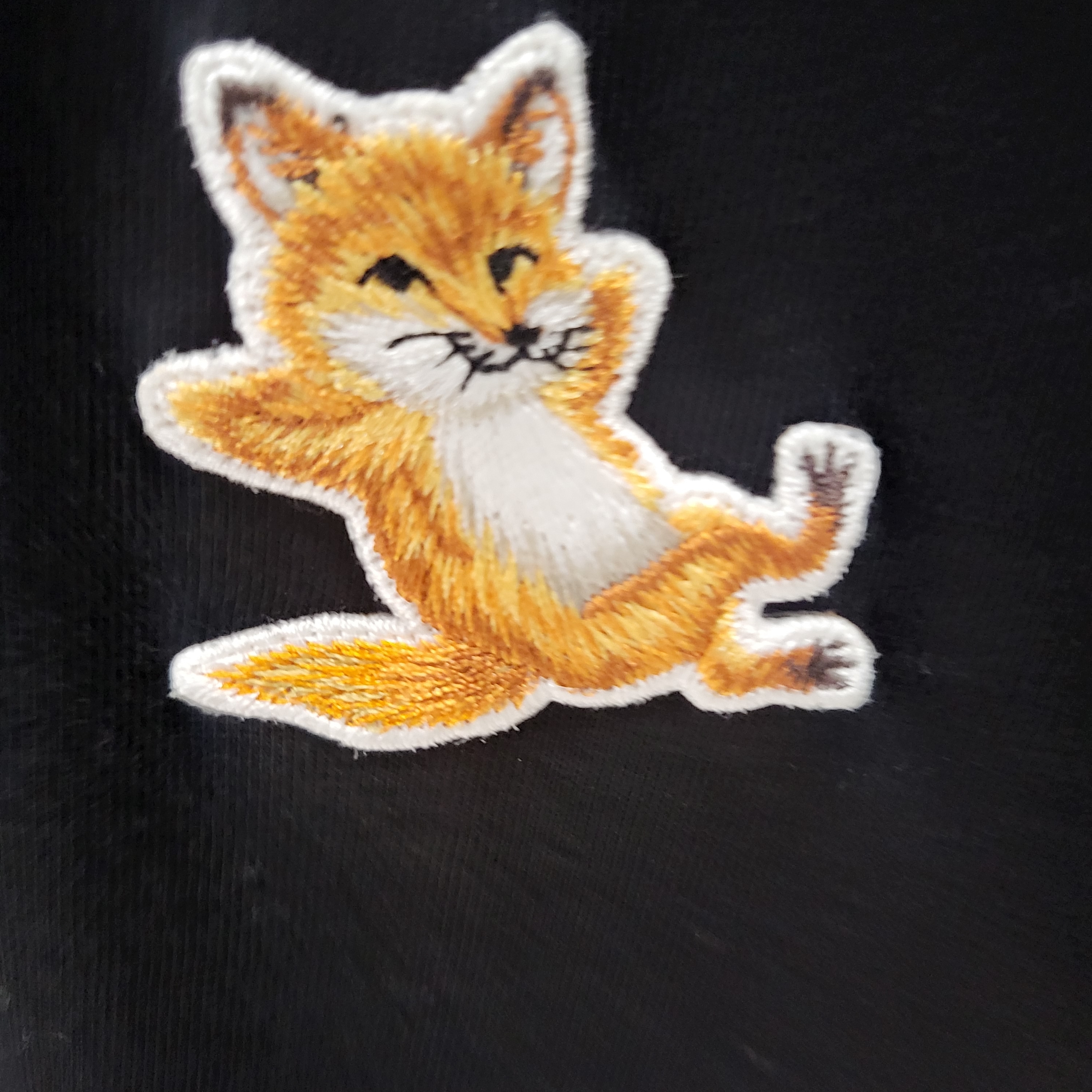 Maison Kitsune Chillax Fox Patch Classic T-Shirt Black 착용 스타일 - 2