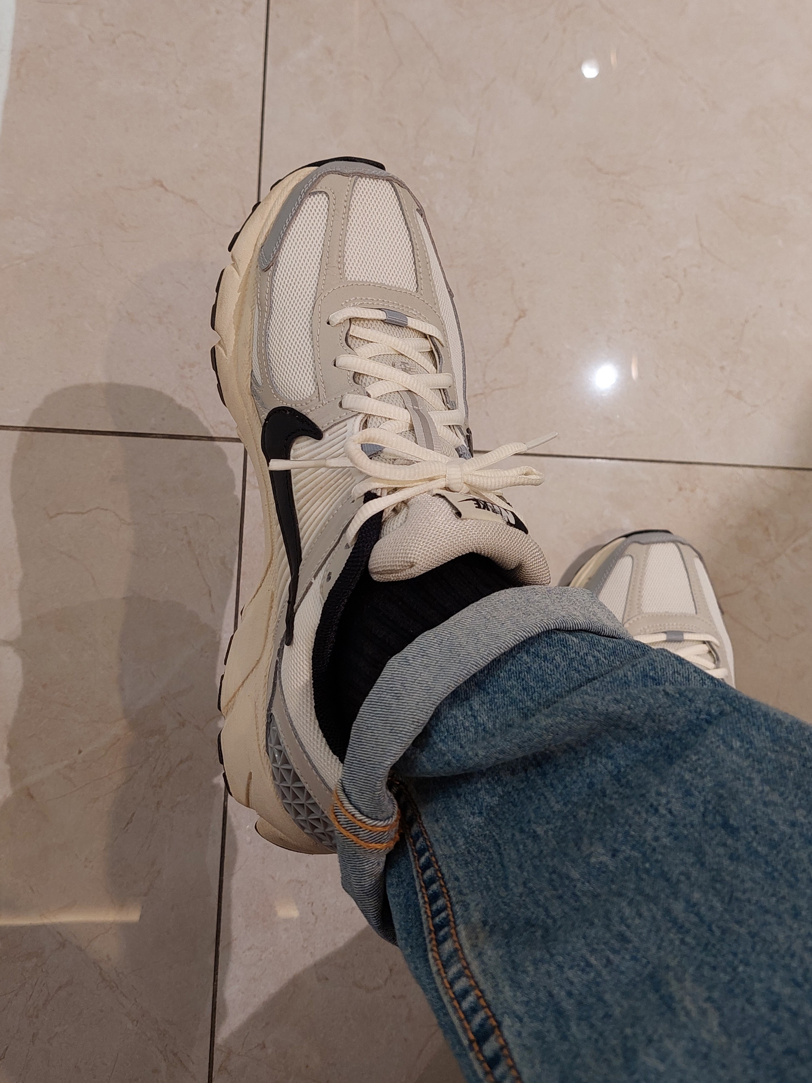 (W) Nike Zoom Vomero 5 Wolf Grey and Black 착용 스타일