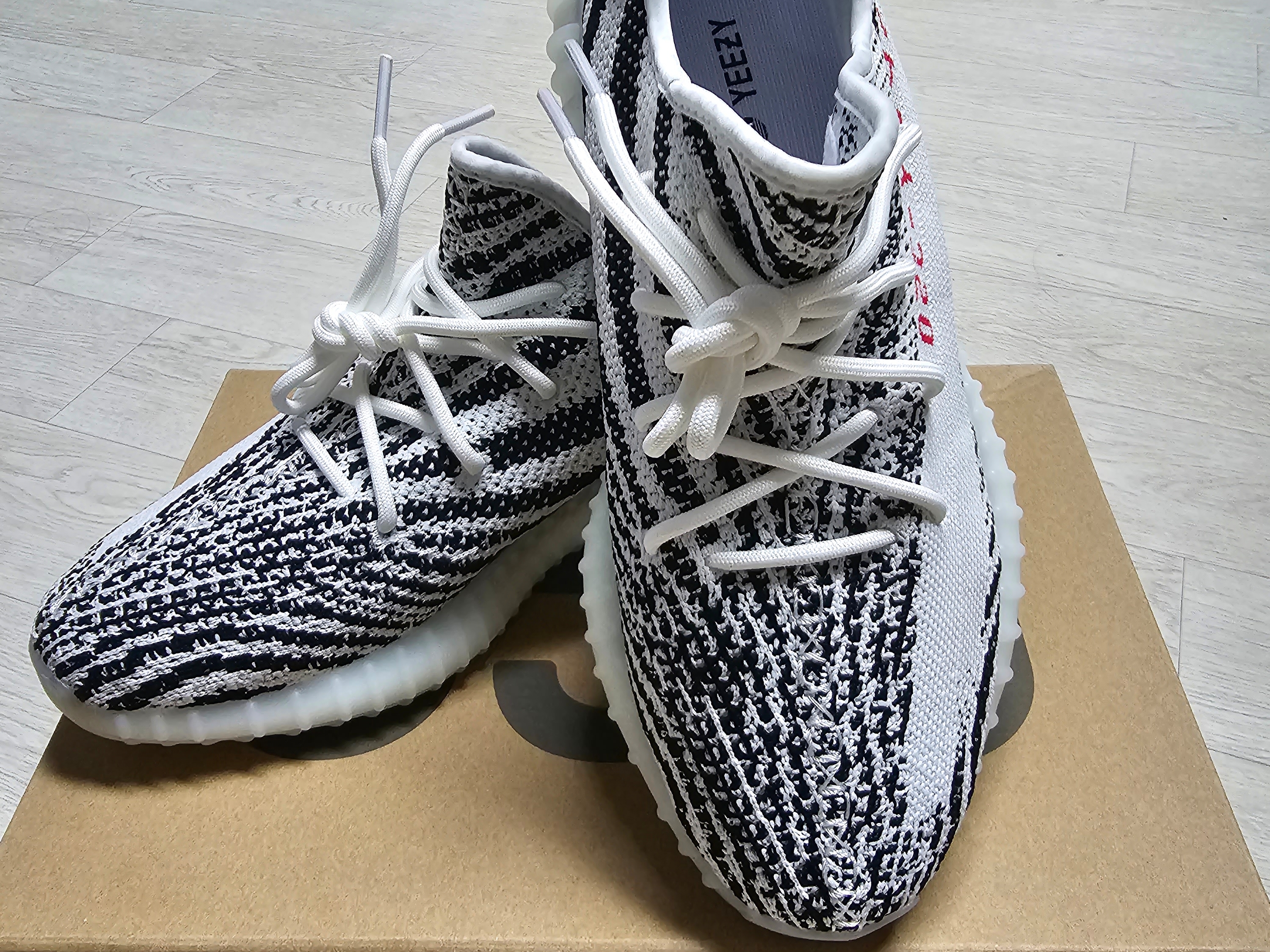 Adidas Yeezy Boost 350 V2 Zebra 2022/2023, Adidas Yeezy Boost 350 V2 Cream/Triple White 착용 스타일 - 3
