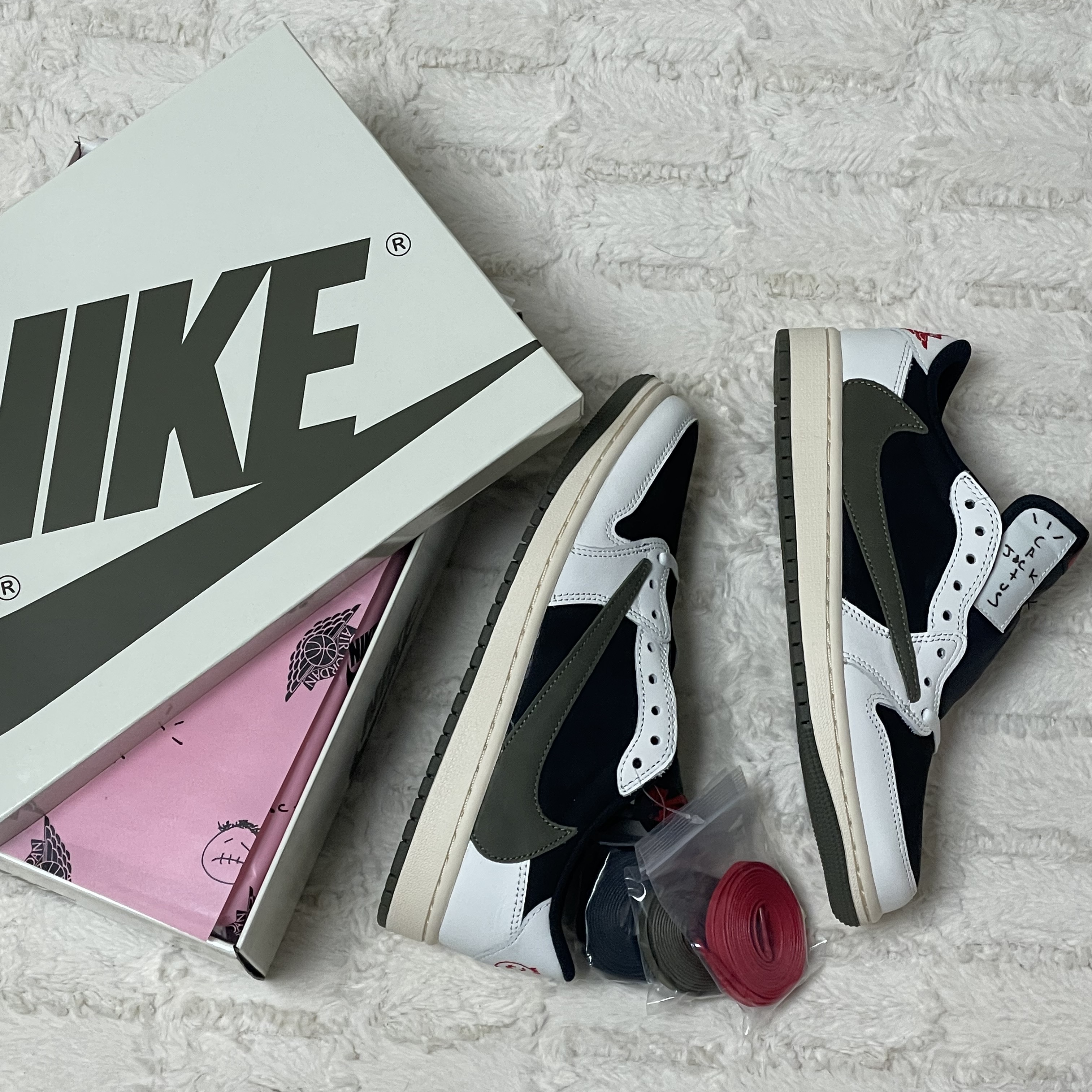 (W) Jordan 1 x Travis Scott Retro Low OG SP Medium Olive 착용 스타일