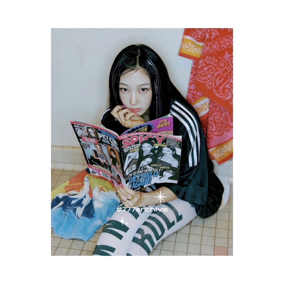 발렌시아가 x 아디다스 오버사이즈 풋볼 티셔츠 블랙, 발렌시아가 x 아디다스 트리플 S 스니커즈 블랙 착용 스타일 - 1