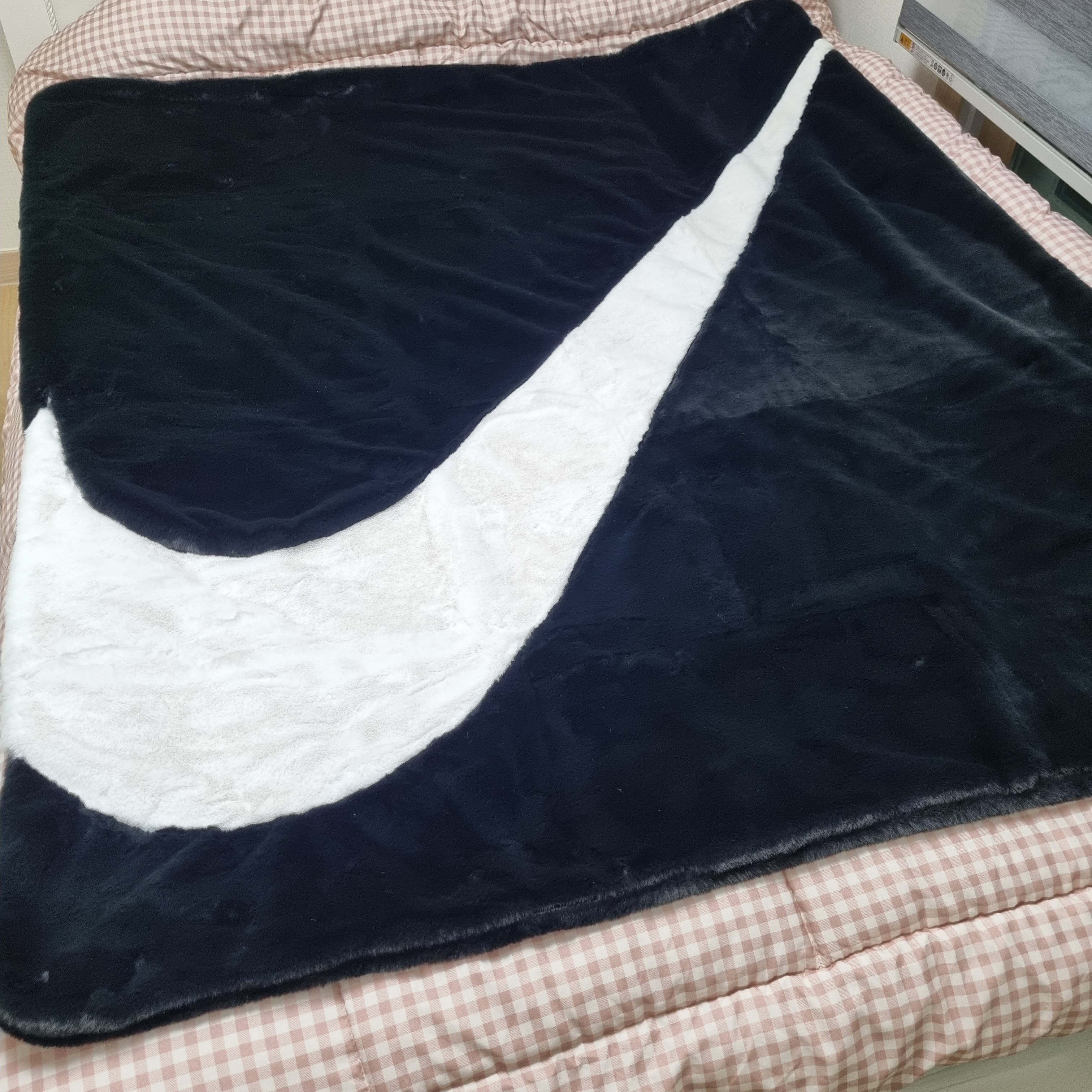 Nike NSW Faux Fur Blanket Black White 착용 스타일 - 2