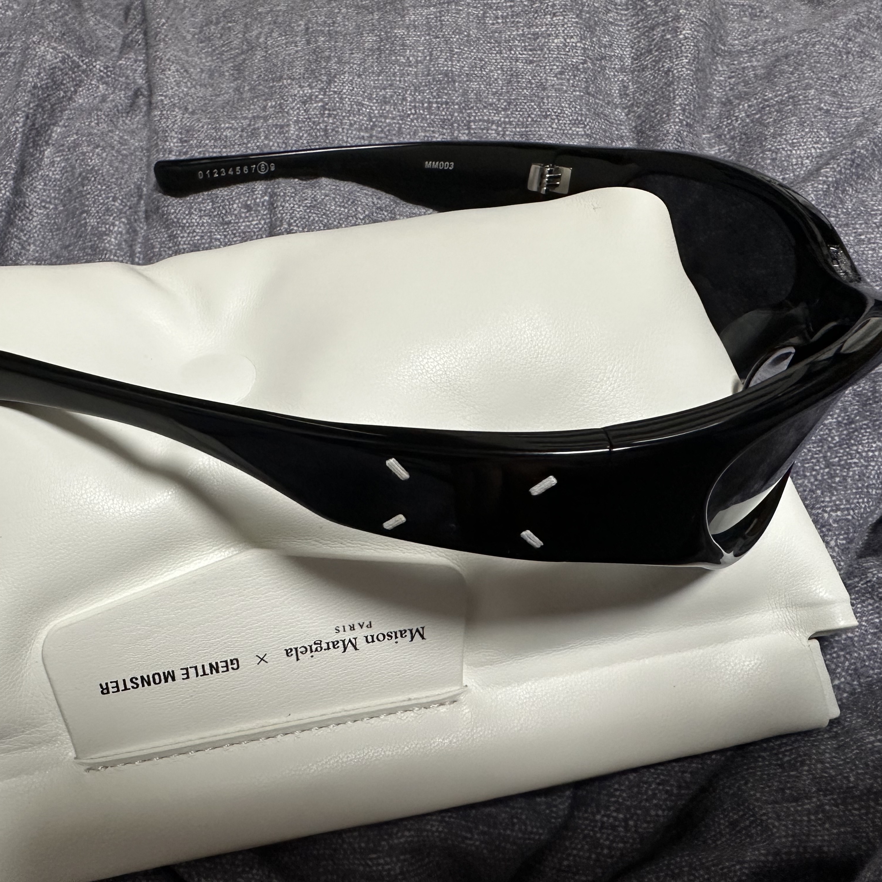 Gentle Monster x Maison Margiela MM003 Black Black 착용 스타일 - 2