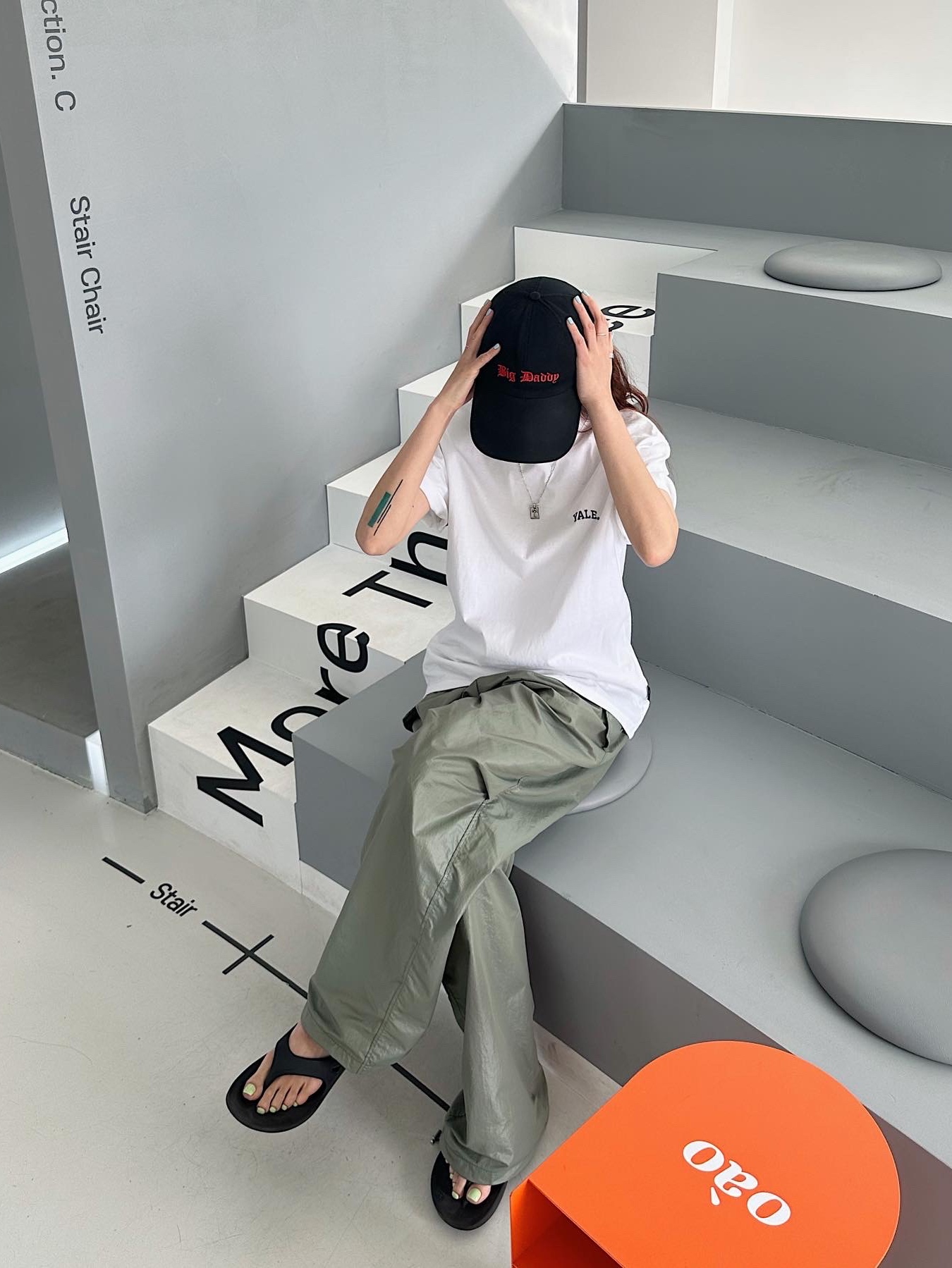 Oofos OOriginal Black 착용 스타일 - 3