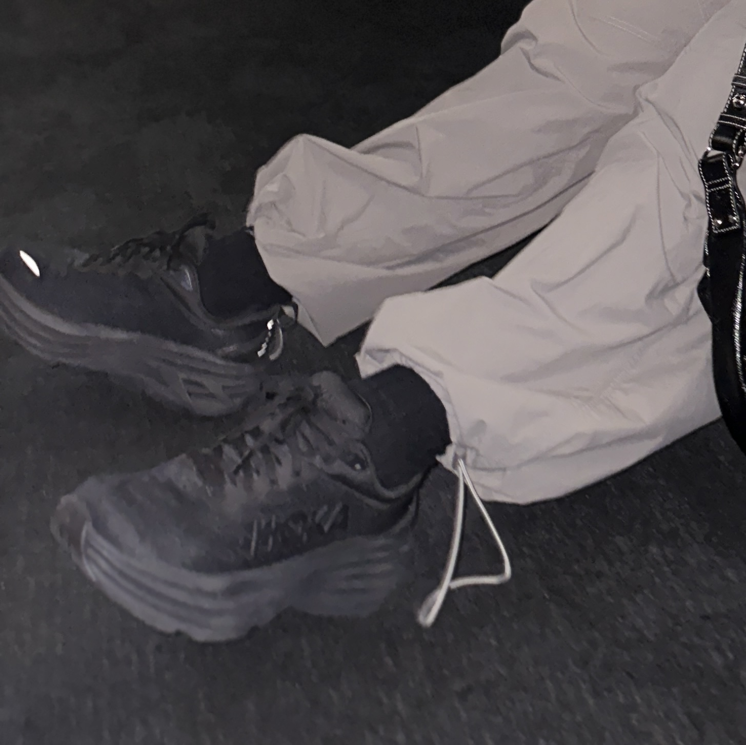 (W) Hoka Bondi 8 Black - Wide 착용 스타일 - 4