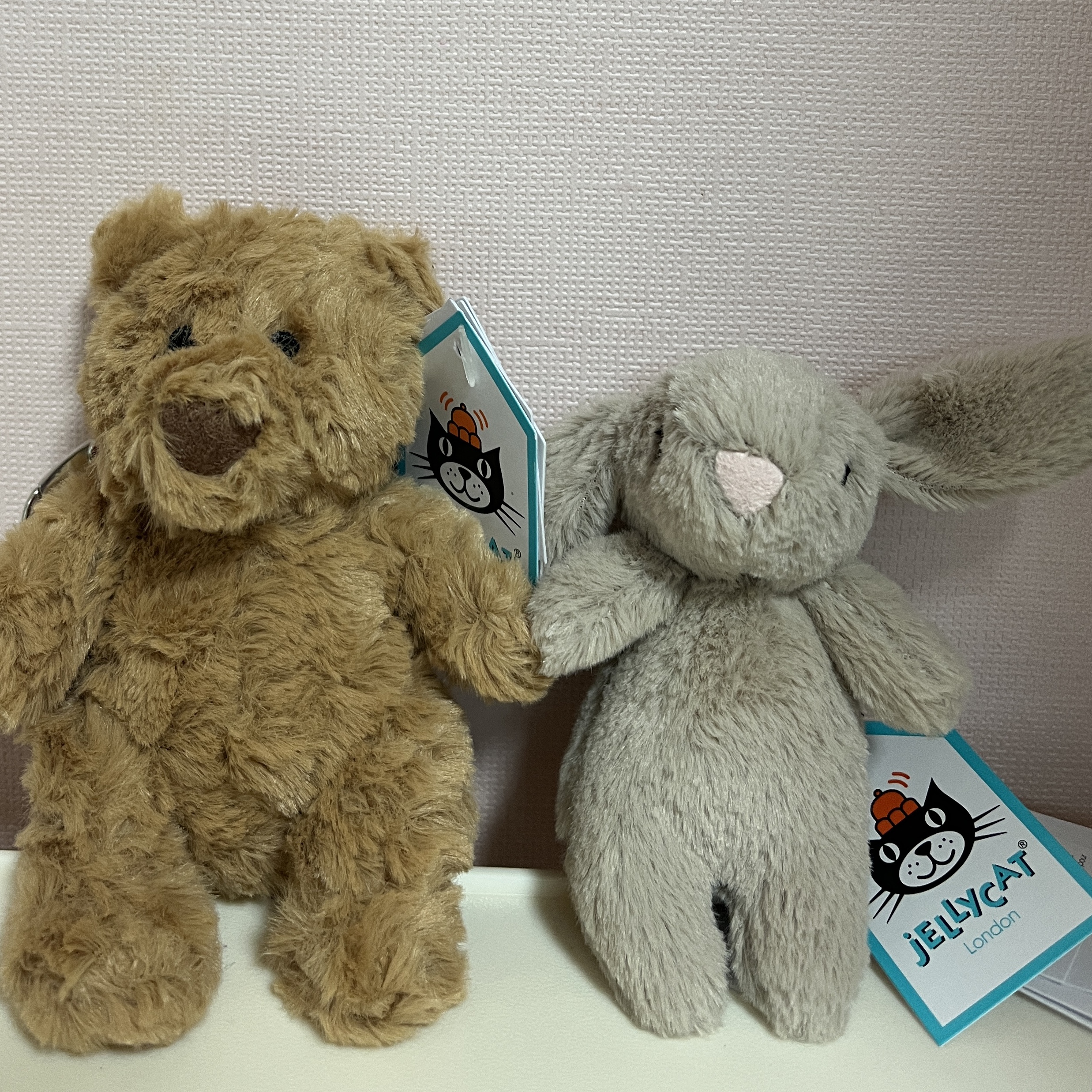 Jellycat Bartholomew Bear Bag Charm Brown, Jellycat Bashful Bunny Bag Charm Beige 착용 스타일 - 1