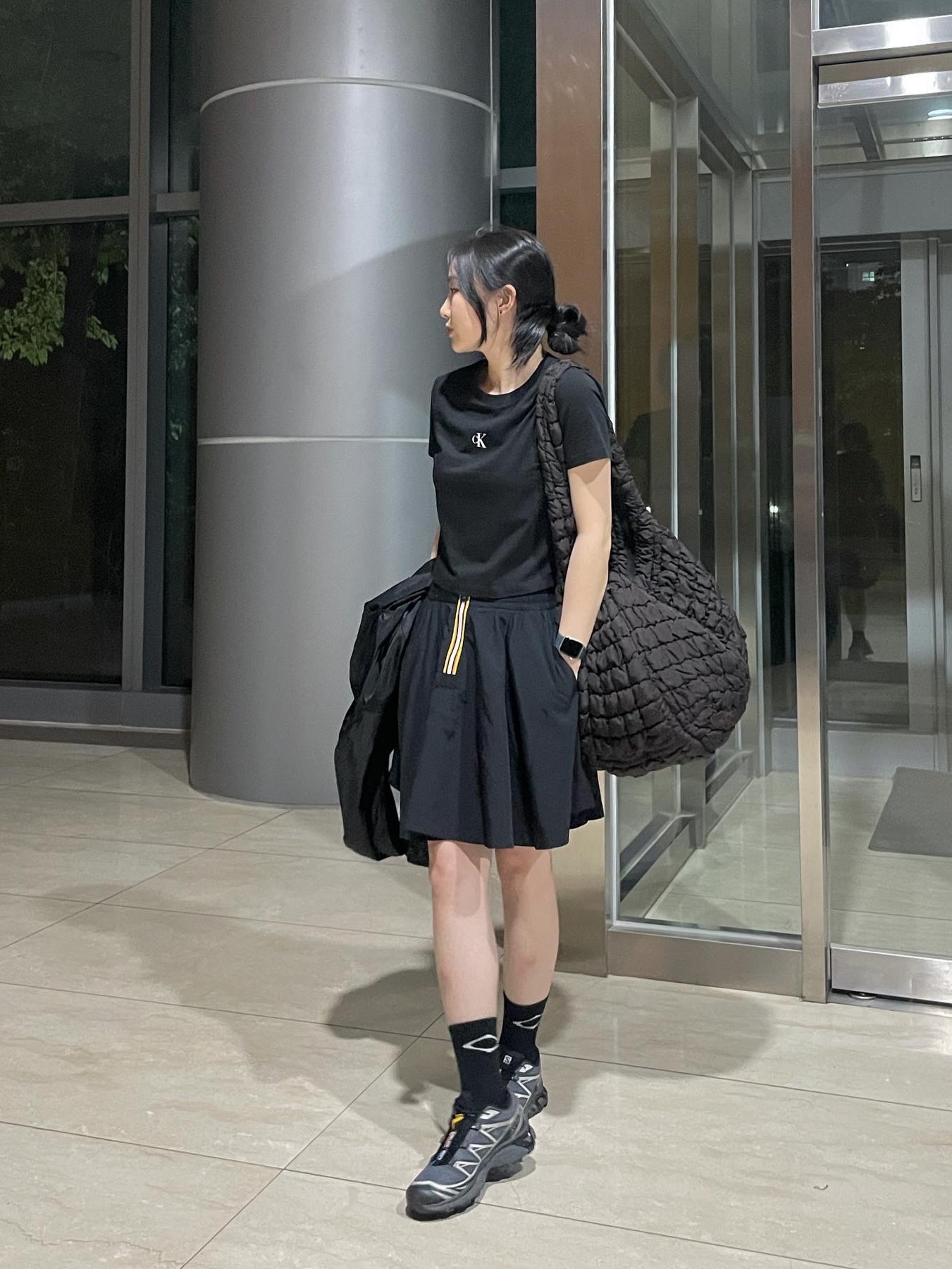 Salomon XT-6 Gore-Tex Black Ebony, COS Quilted Oversized Shoulder Bag Brown 착용 스타일 - 4