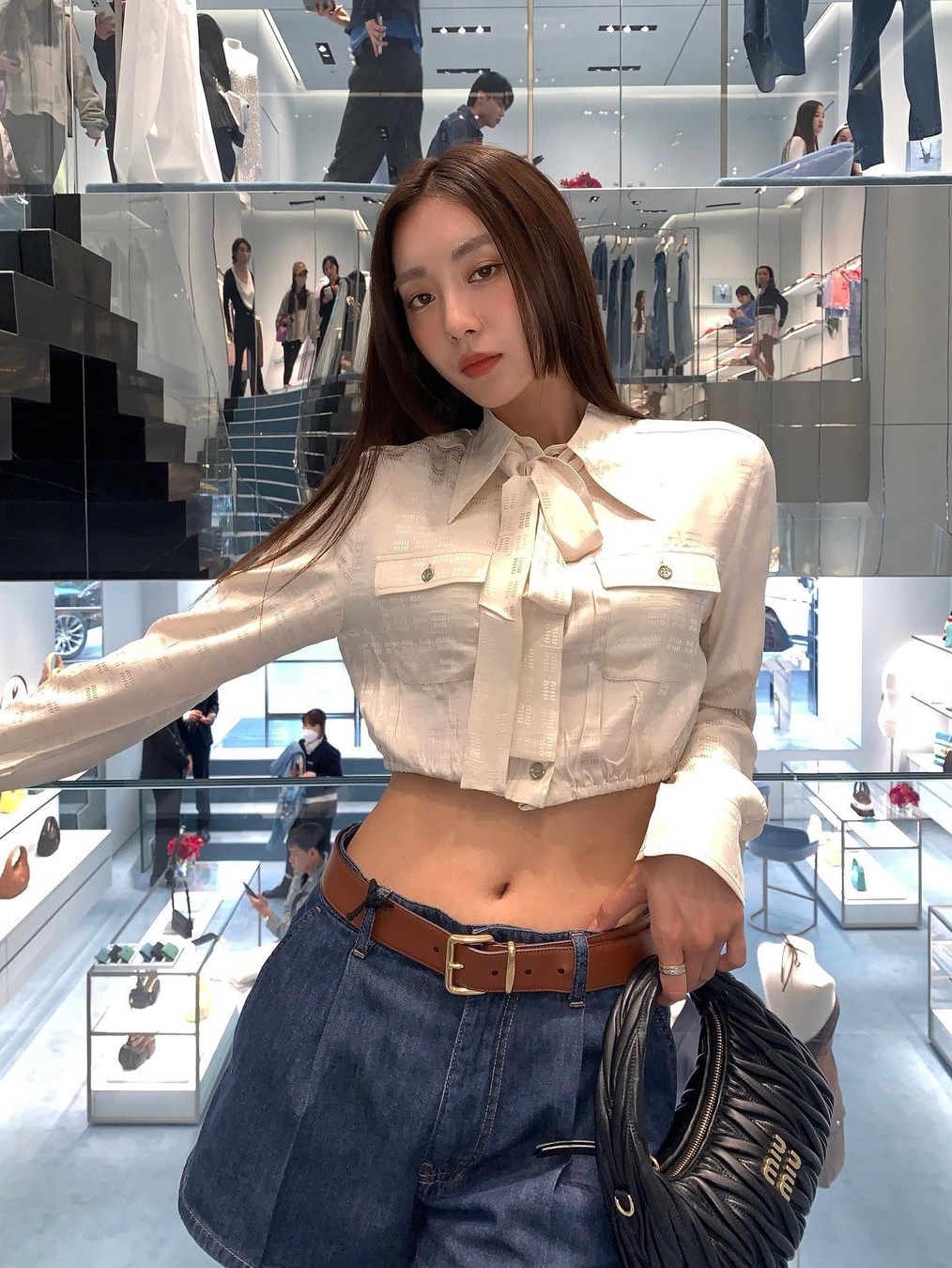 Miu Miu Wander Matelasse Nappa Leather Small Hobo Bag Black 착용 스타일