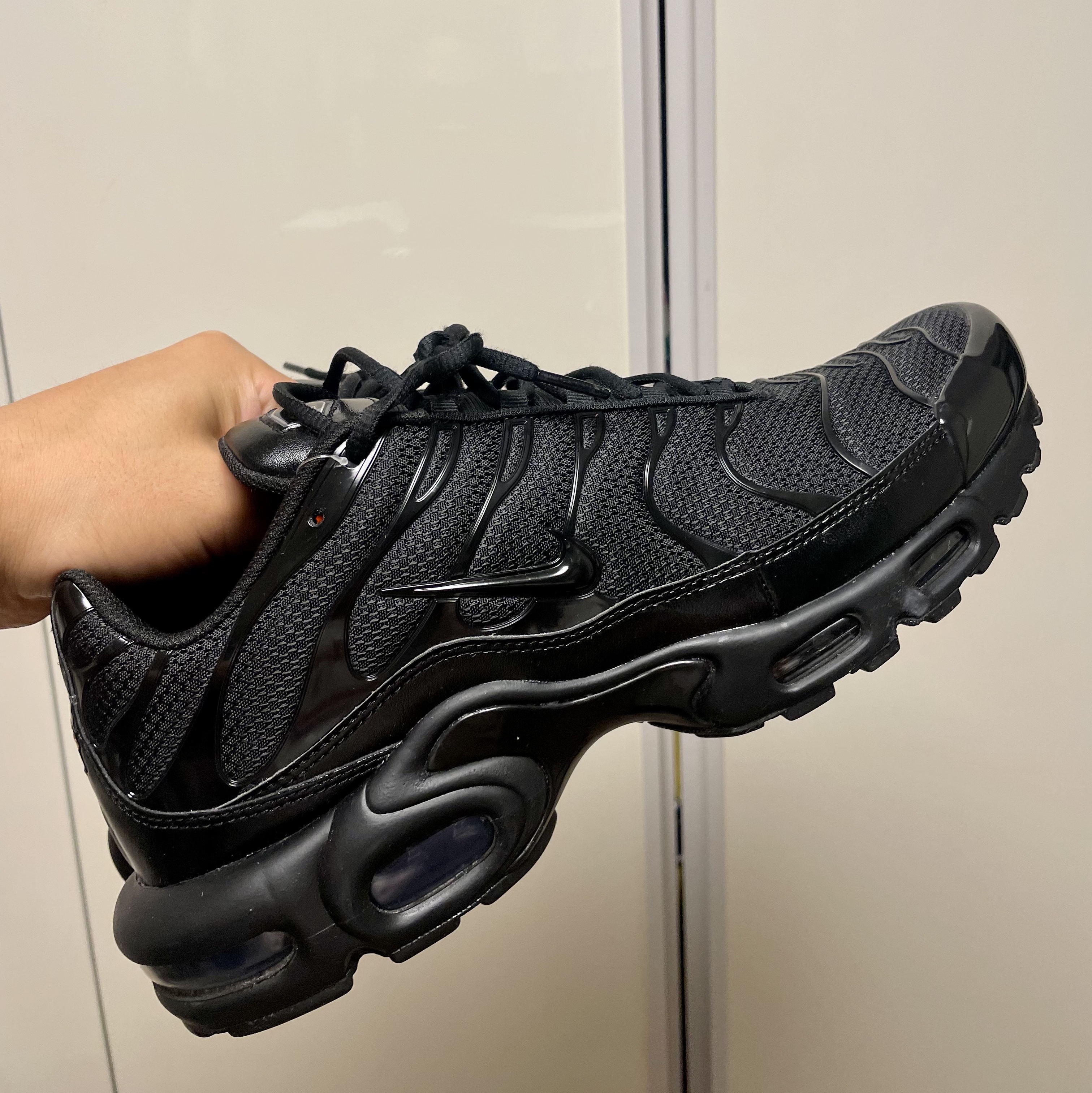 Nike Air Max Plus Triple Black 착용 스타일 - 1