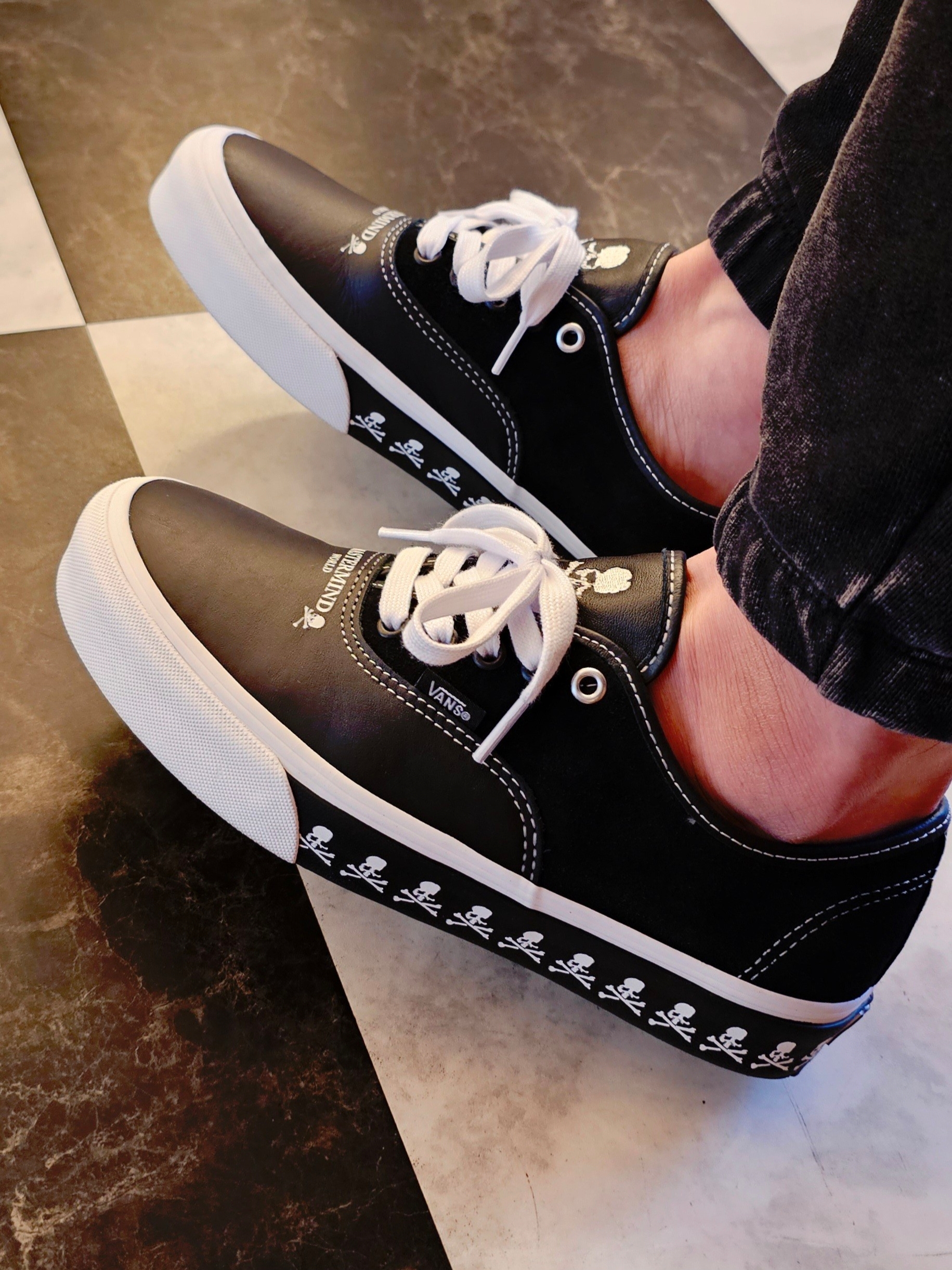 Vans Vault x Mastermind World Authentic LX Black 착용 스타일 - 2