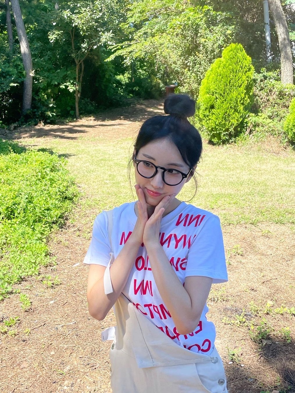 [KREAM 단독] Safarispot Women 1/2 Highway Inn T-Shirt White Red 착용 스타일 - 4